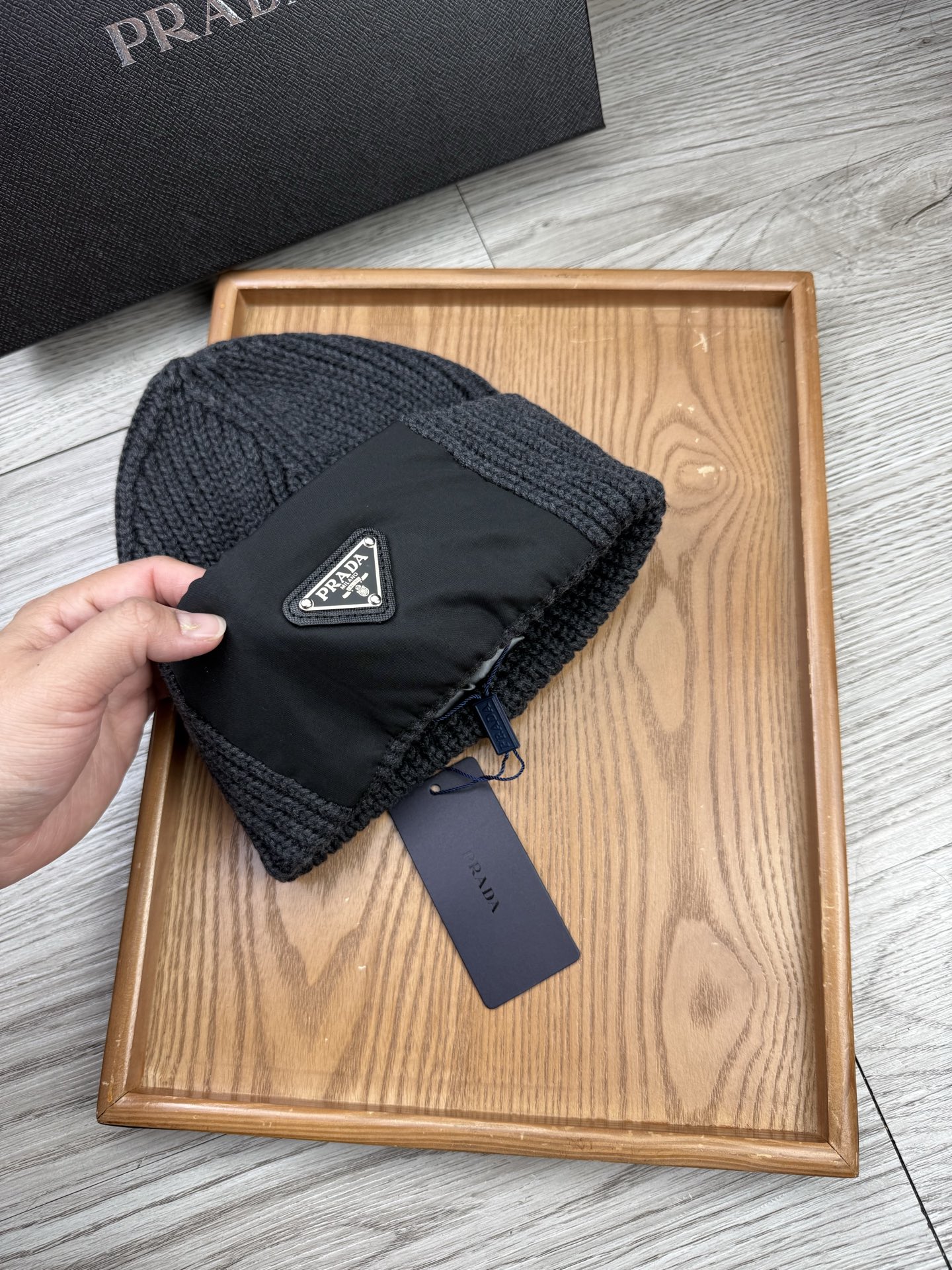 。Prada。福利！【细毛线针织单帽】新款上架，特别实惠的一个系列帽子，面料：细毛线。密度紧致！毛线针织