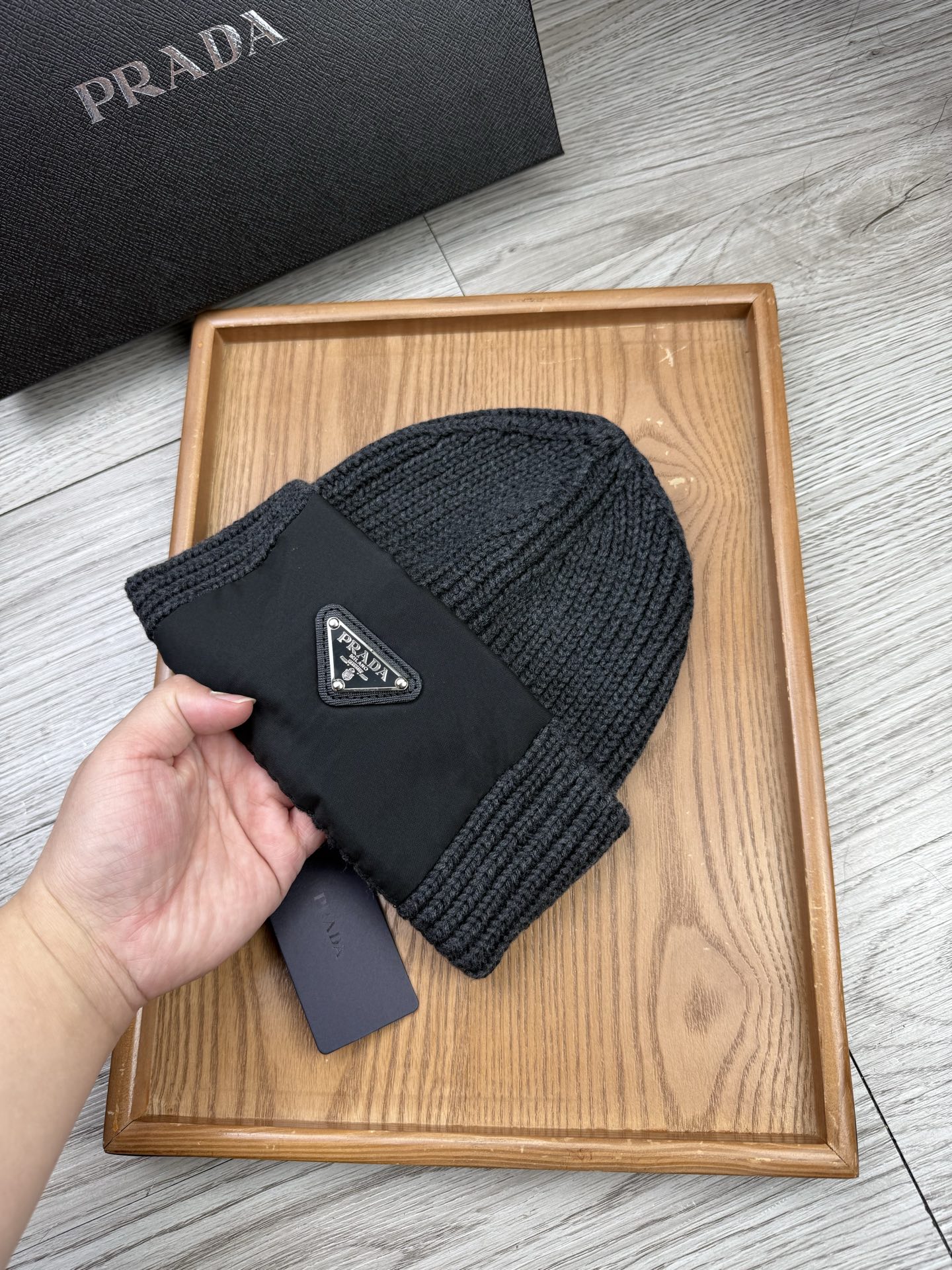 。Prada。福利！【细毛线针织单帽】新款上架，特别实惠的一个系列帽子，面料：细毛线。密度紧致！毛线针织