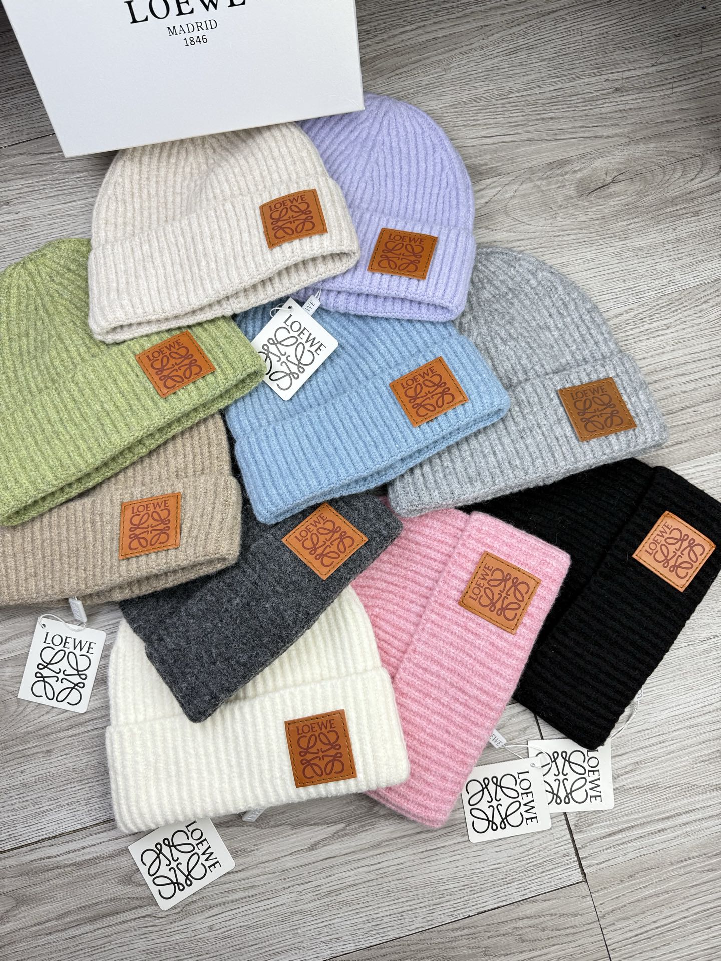 。loewe。福利！【细毛线针织单帽】新款上架，特别实惠的一个系列帽子，面料：细毛线。密度紧致！毛线针织