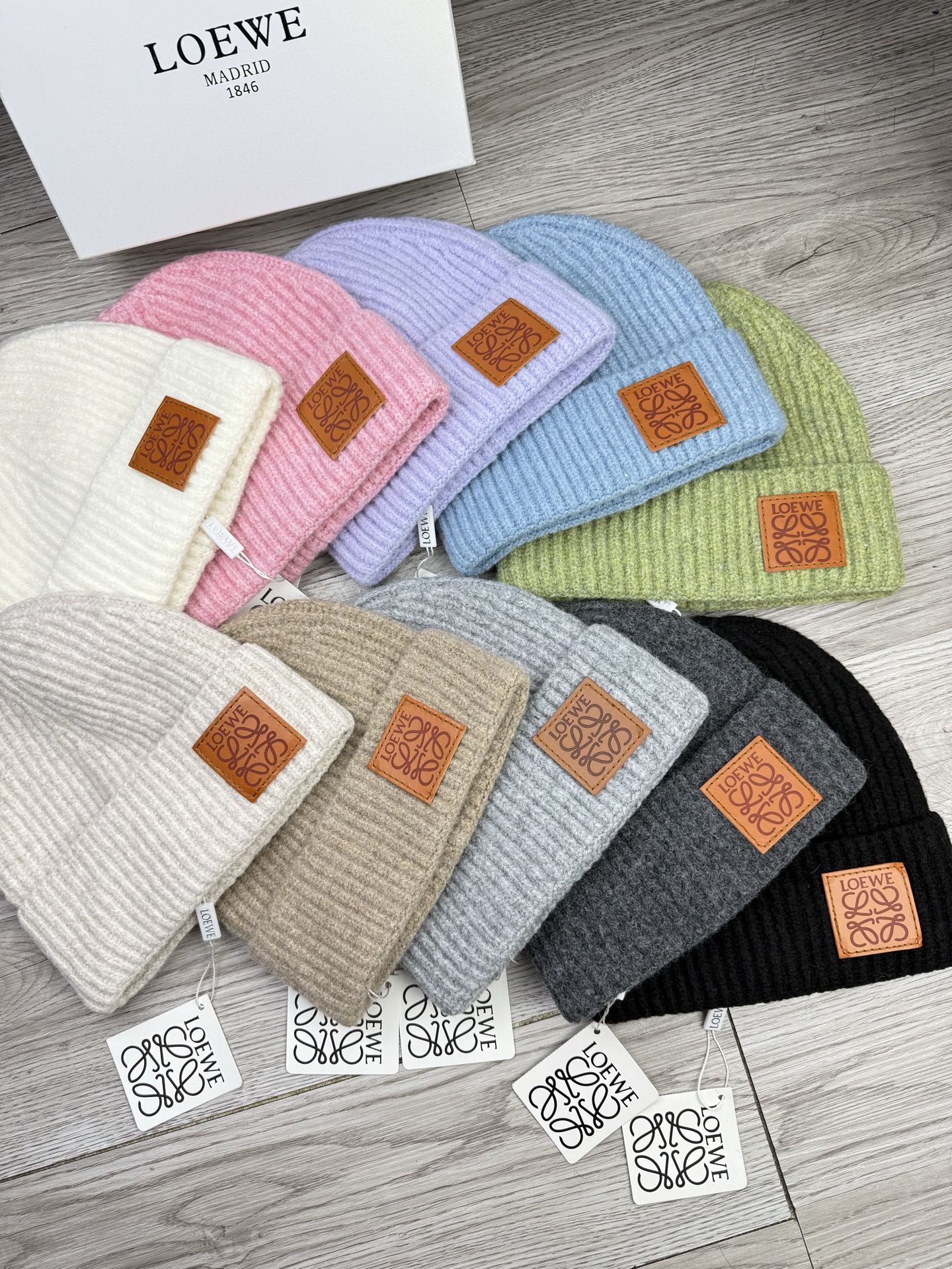 。loewe。福利！【细毛线针织单帽】新款上架，特别实惠的一个系列帽子，面料：细毛线。密度紧致！毛线针织