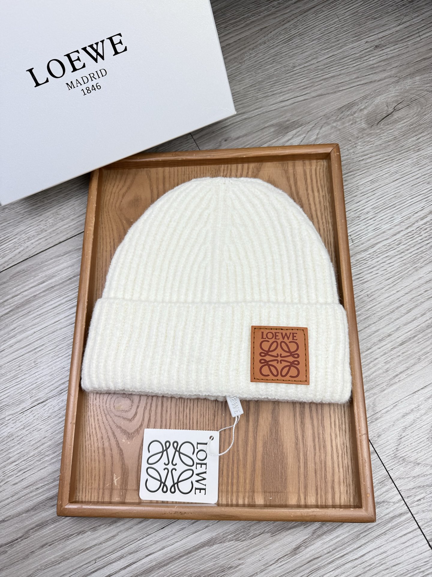 。loewe。福利！【细毛线针织单帽】新款上架，特别实惠的一个系列帽子，面料：细毛线。密度紧致！毛线针织