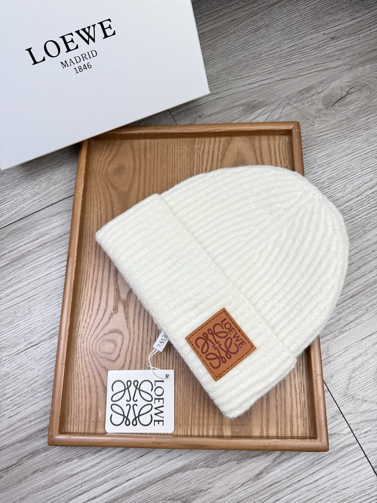 。loewe。福利！【细毛线针织单帽】新款上架，特别实惠的一个系列帽子，面料：细毛线。密度紧致！毛线针织