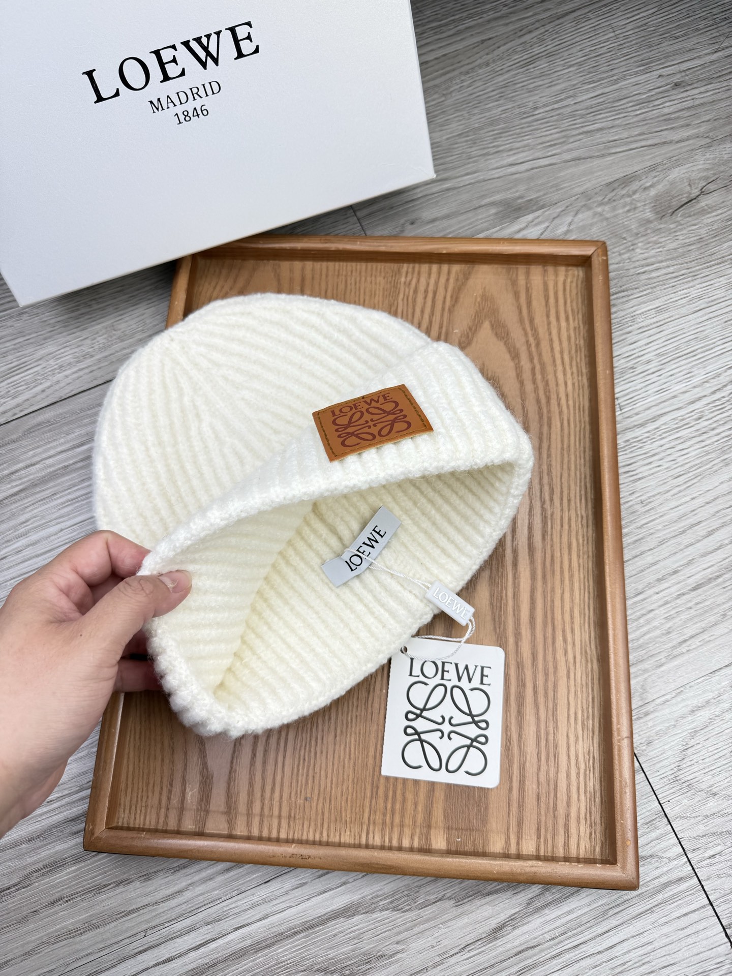 。loewe。福利！【细毛线针织单帽】新款上架，特别实惠的一个系列帽子，面料：细毛线。密度紧致！毛线针织