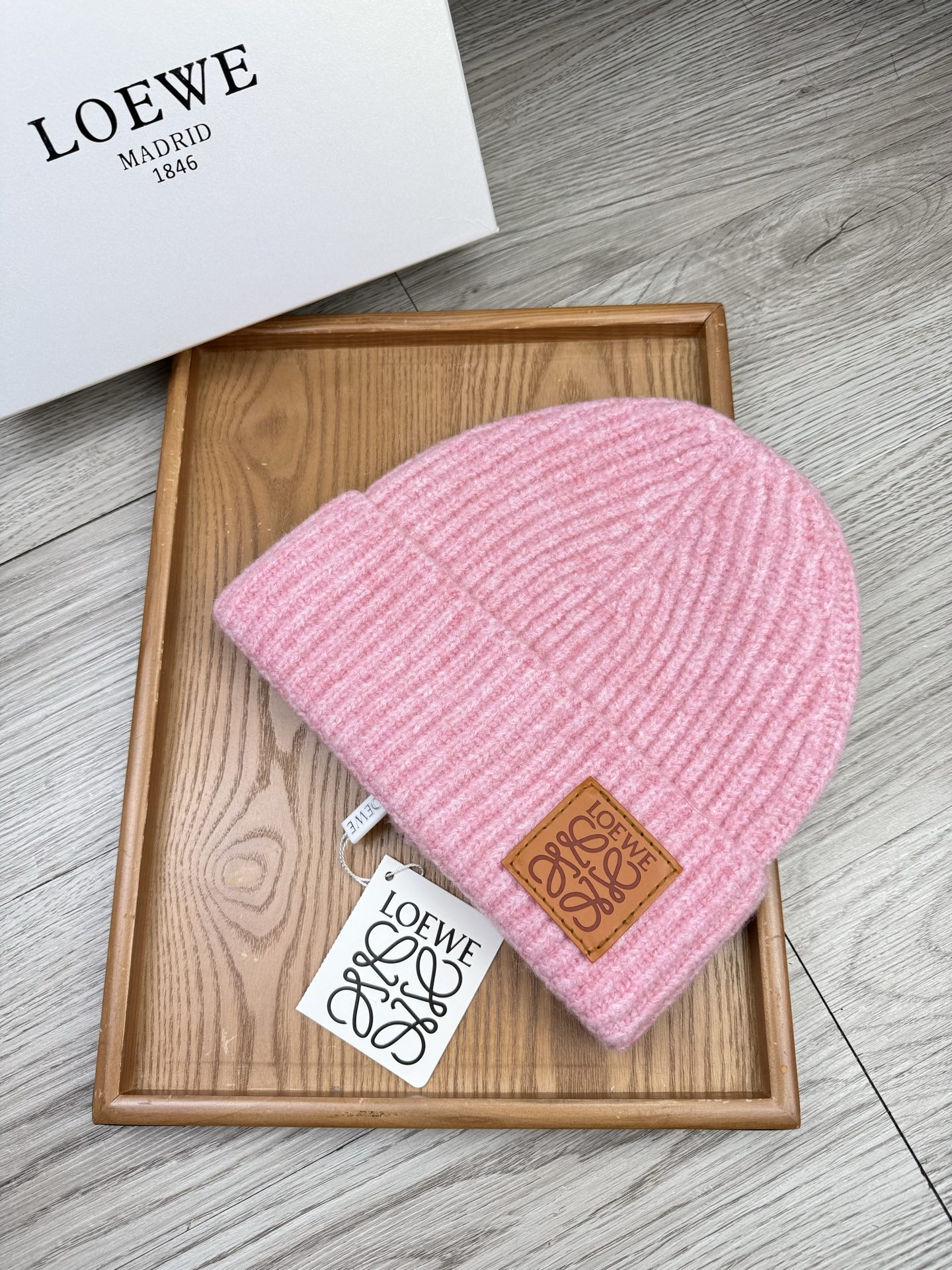 。loewe。福利！【细毛线针织单帽】新款上架，特别实惠的一个系列帽子，面料：细毛线。密度紧致！毛线针织