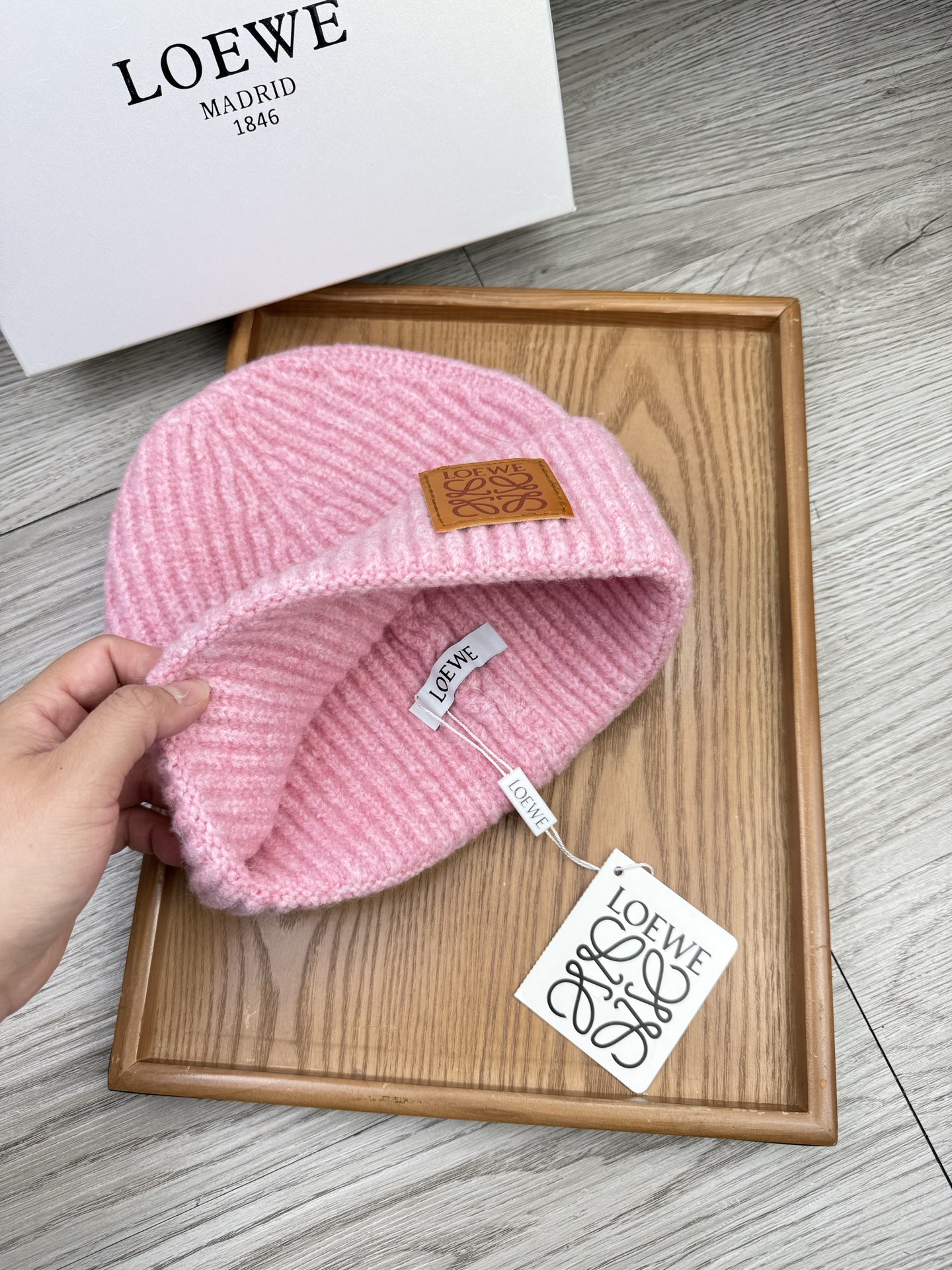 。loewe。福利！【细毛线针织单帽】新款上架，特别实惠的一个系列帽子，面料：细毛线。密度紧致！毛线针织