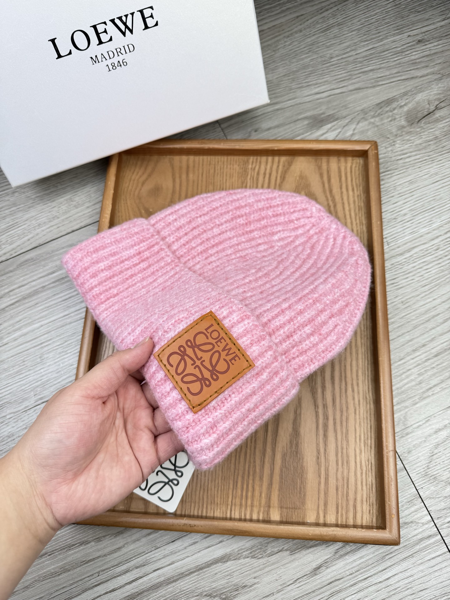 。loewe。福利！【细毛线针织单帽】新款上架，特别实惠的一个系列帽子，面料：细毛线。密度紧致！毛线针织