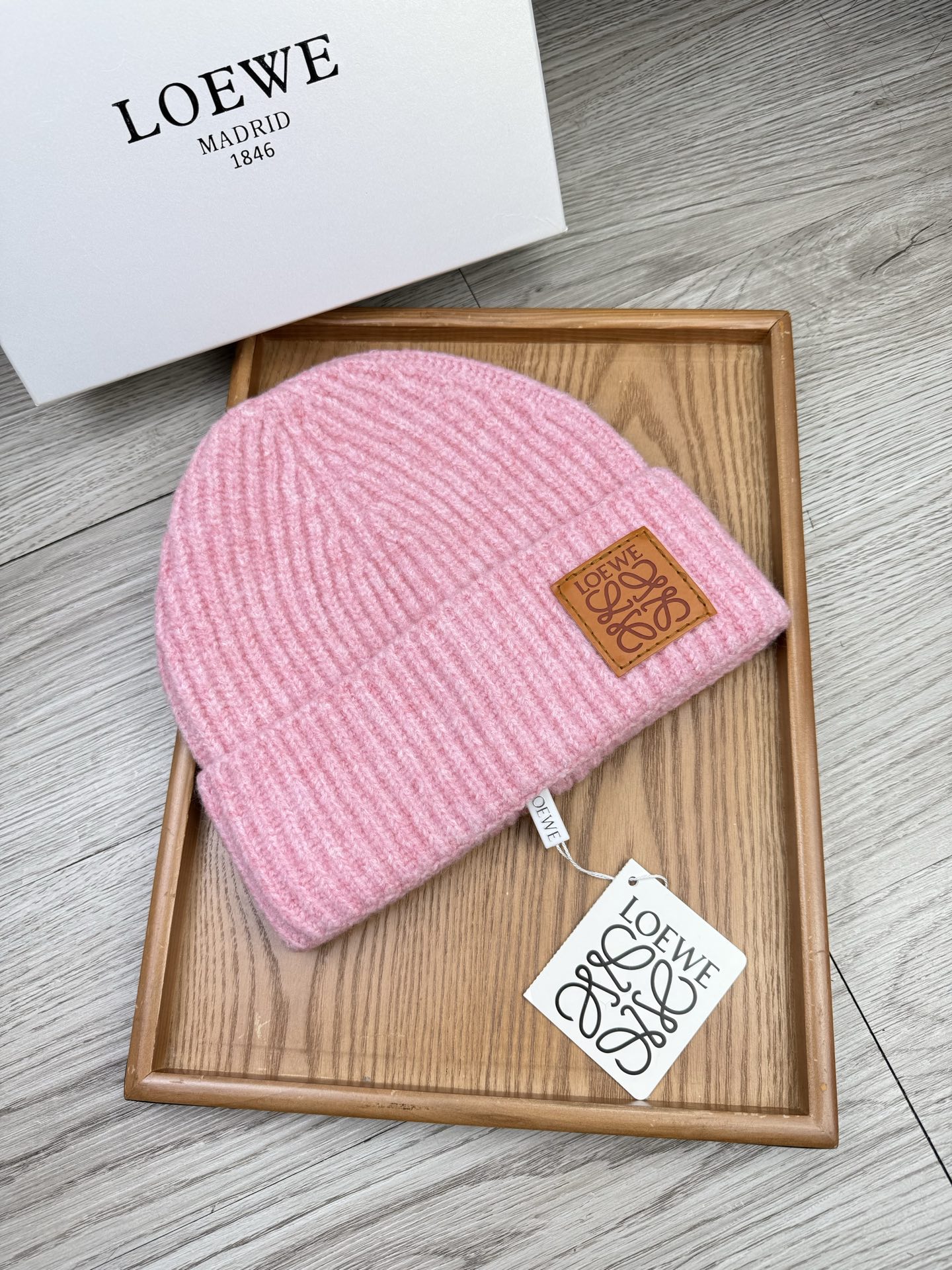 。loewe。福利！【细毛线针织单帽】新款上架，特别实惠的一个系列帽子，面料：细毛线。密度紧致！毛线针织