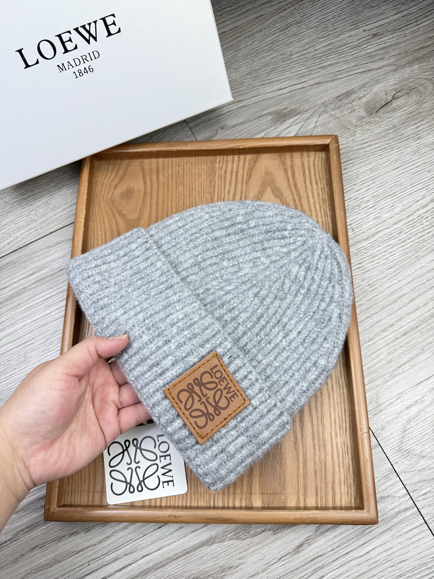 。loewe。福利！【细毛线针织单帽】新款上架，特别实惠的一个系列帽子，面料：细毛线。密度紧致！毛线针织