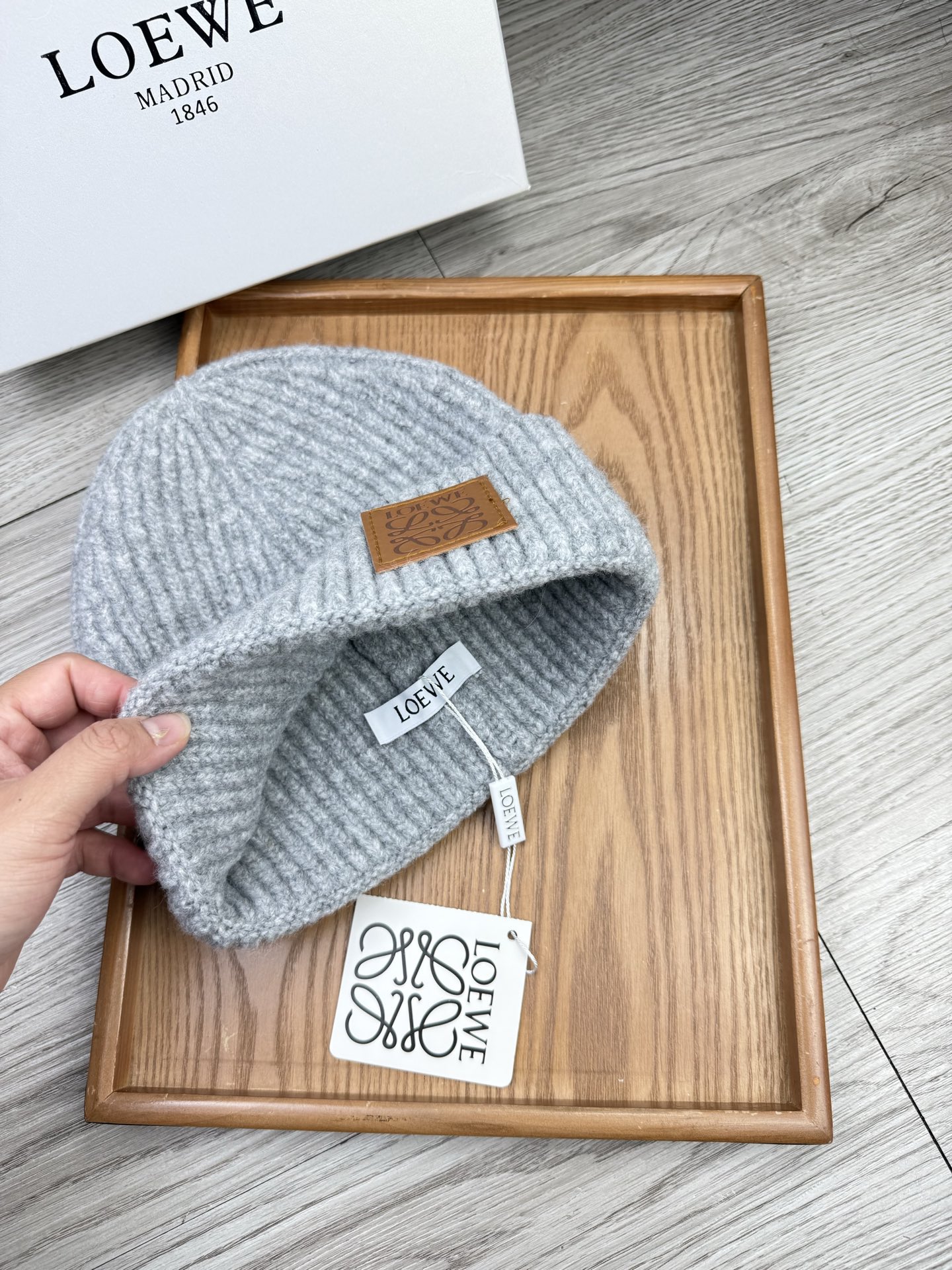 。loewe。福利！【细毛线针织单帽】新款上架，特别实惠的一个系列帽子，面料：细毛线。密度紧致！毛线针织