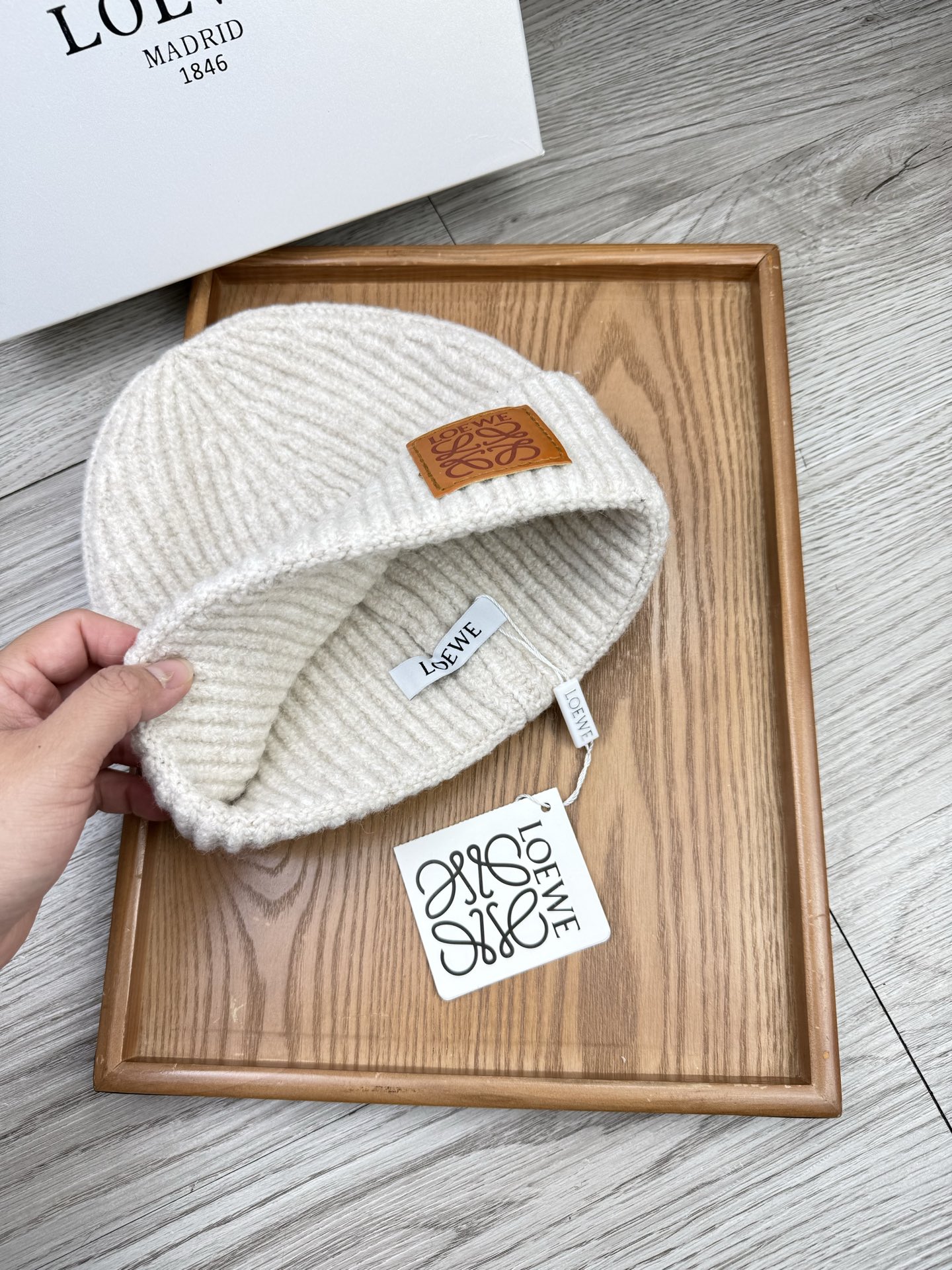 。loewe。福利！【细毛线针织单帽】新款上架，特别实惠的一个系列帽子，面料：细毛线。密度紧致！毛线针织