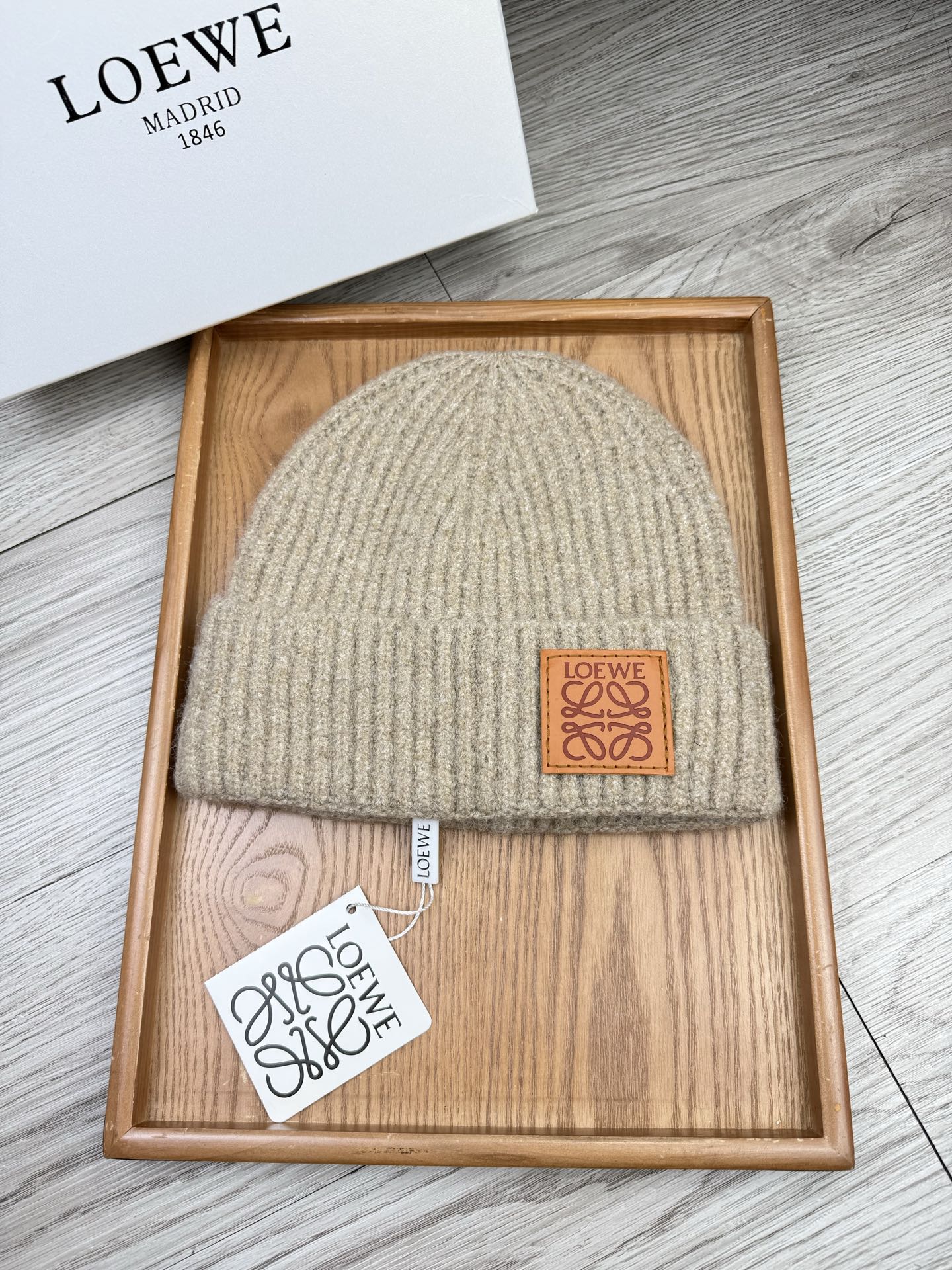 。loewe。福利！【细毛线针织单帽】新款上架，特别实惠的一个系列帽子，面料：细毛线。密度紧致！毛线针织