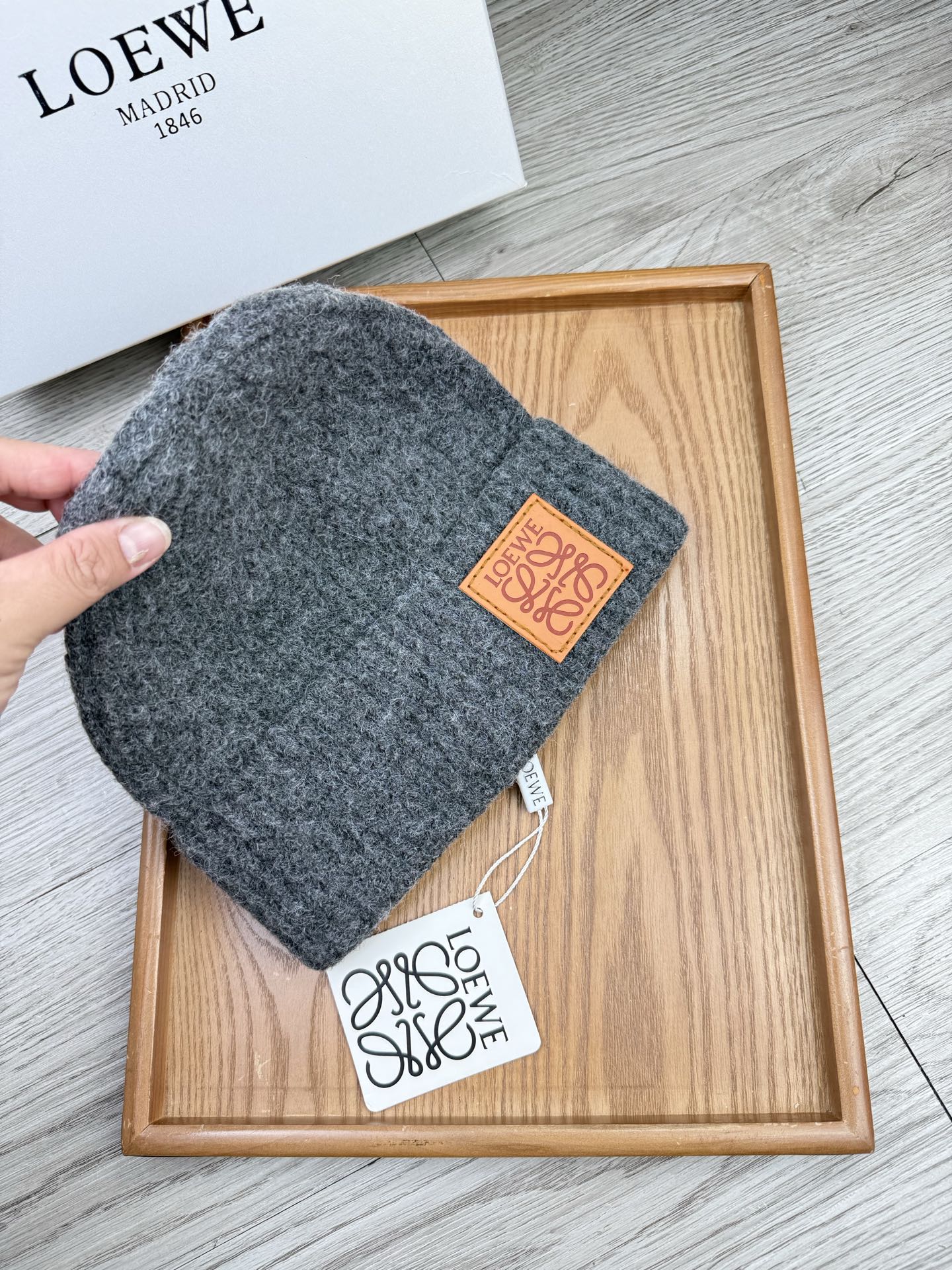 。loewe。福利！【细毛线针织单帽】新款上架，特别实惠的一个系列帽子，面料：细毛线。密度紧致！毛线针织