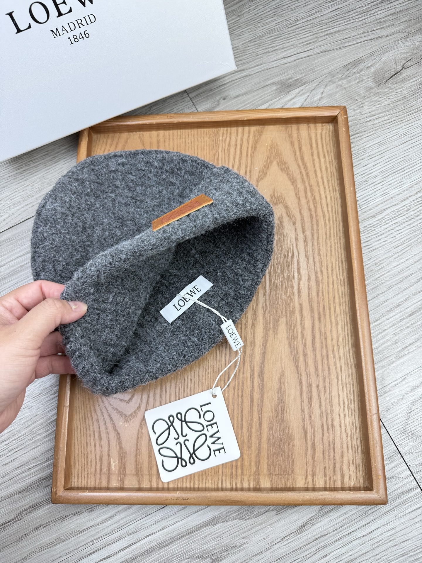 。loewe。福利！【细毛线针织单帽】新款上架，特别实惠的一个系列帽子，面料：细毛线。密度紧致！毛线针织