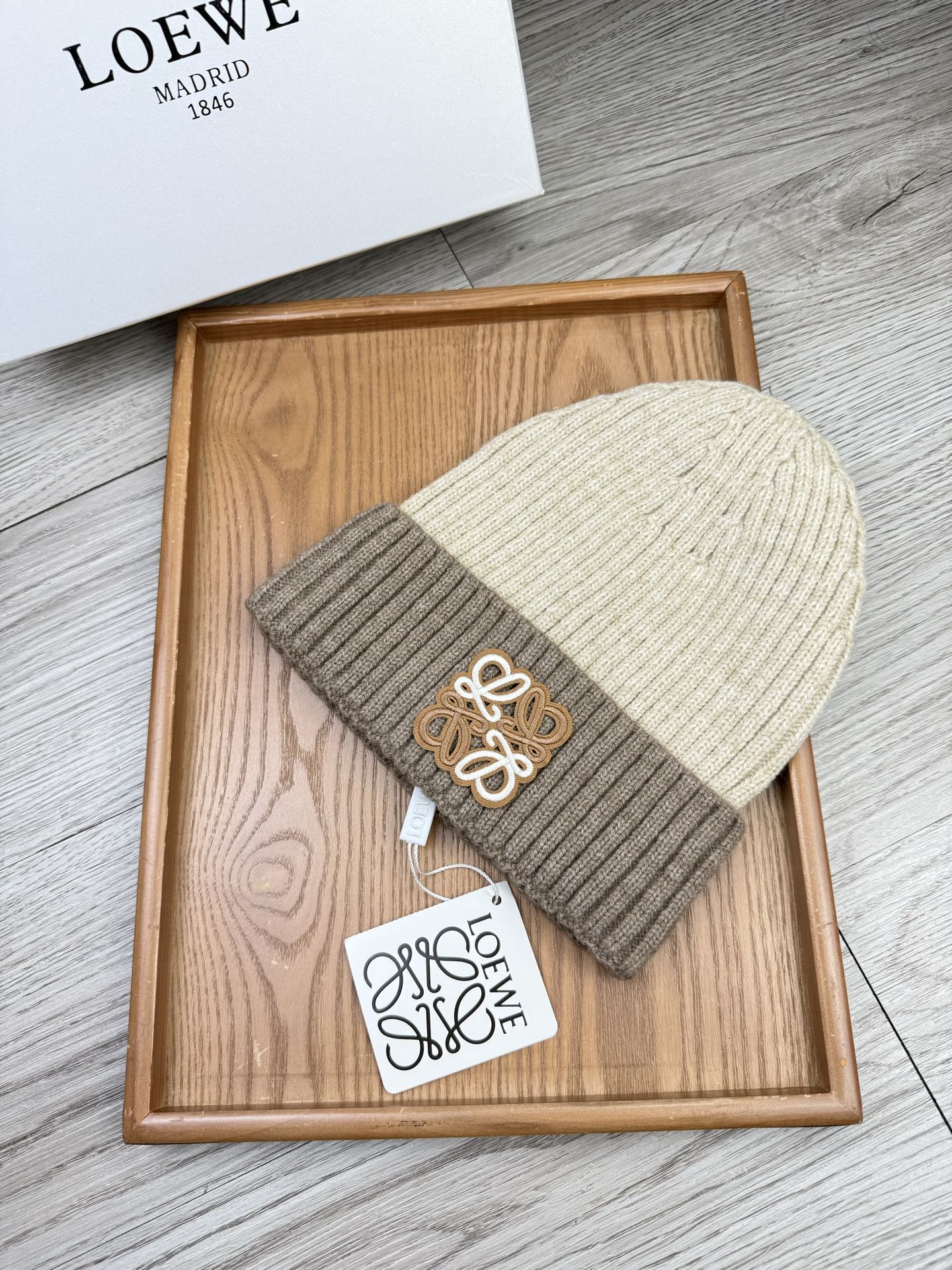 。loewe。福利！【细毛线针织单帽】新款上架，特别实惠的一个系列帽子，面料：细毛线。密度紧致！毛线针织