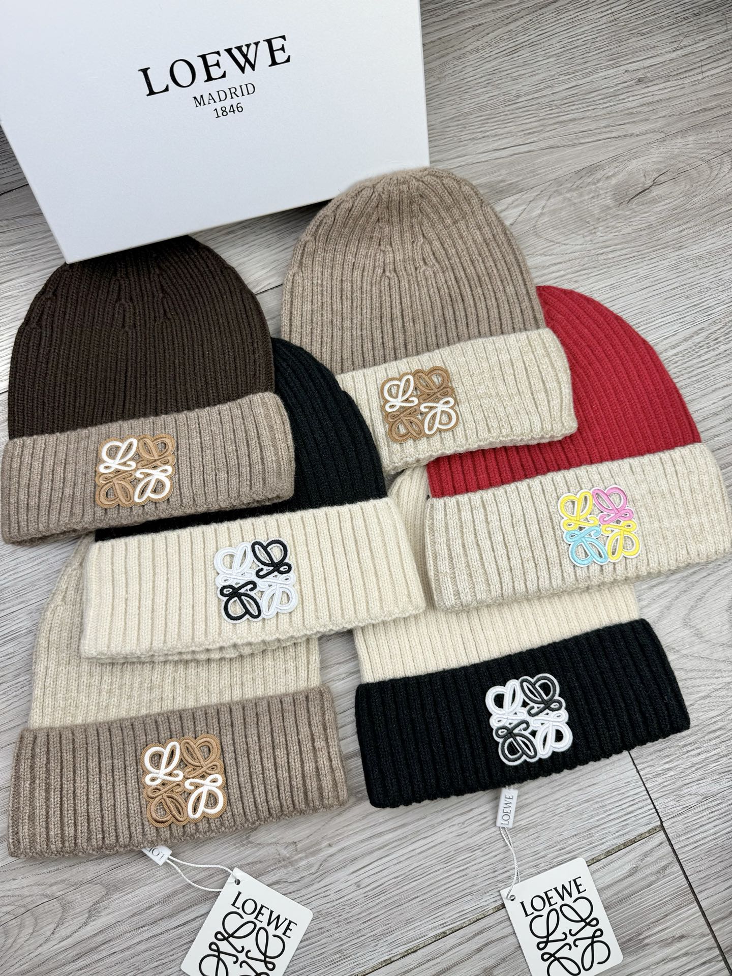 。loewe。福利！【细毛线针织单帽】新款上架，特别实惠的一个系列帽子，面料：细毛线。密度紧致！毛线针织