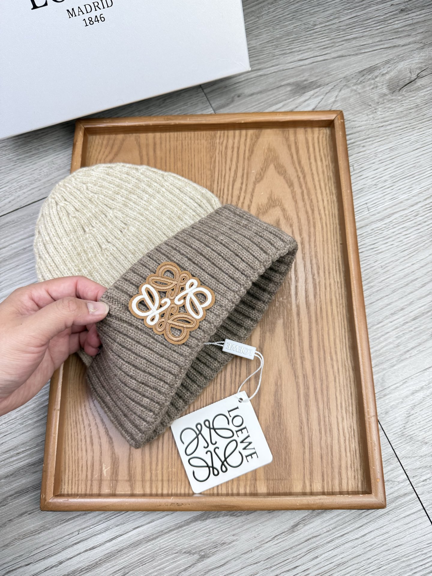 。loewe。福利！【细毛线针织单帽】新款上架，特别实惠的一个系列帽子，面料：细毛线。密度紧致！毛线针织