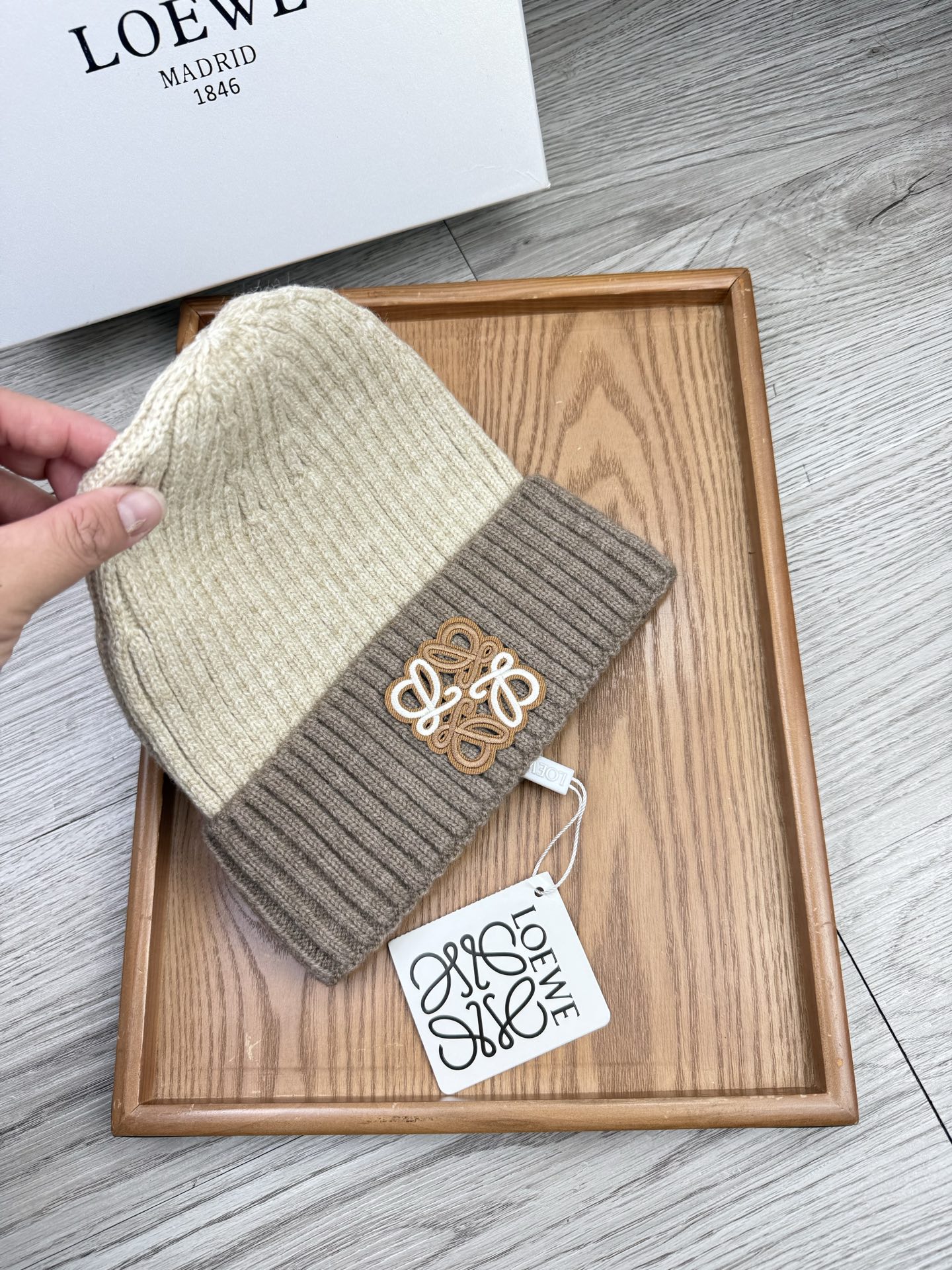 。loewe。福利！【细毛线针织单帽】新款上架，特别实惠的一个系列帽子，面料：细毛线。密度紧致！毛线针织