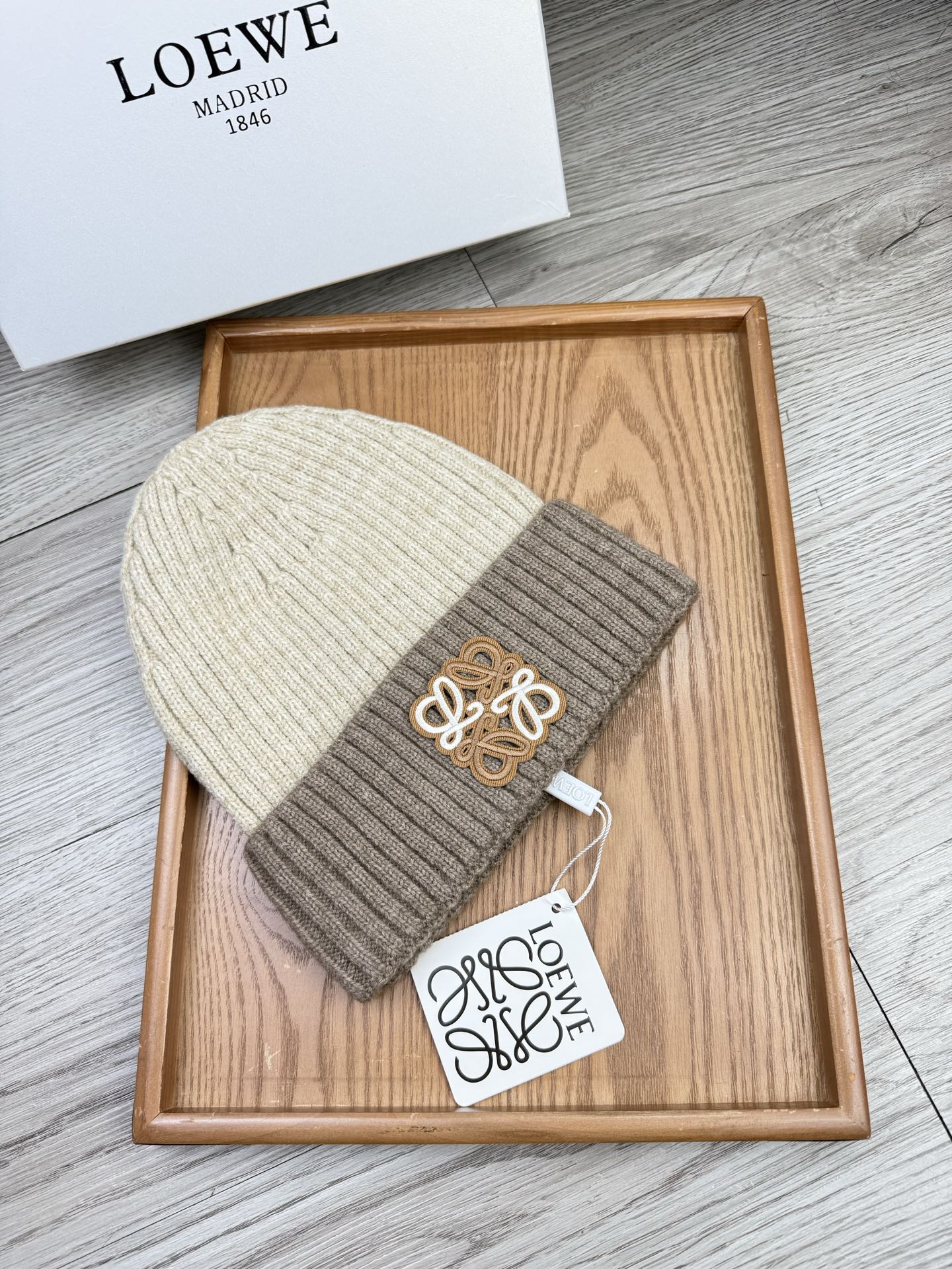 。loewe。福利！【细毛线针织单帽】新款上架，特别实惠的一个系列帽子，面料：细毛线。密度紧致！毛线针织