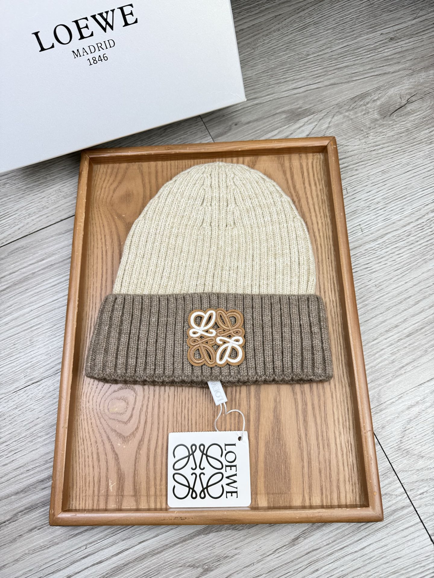 。loewe。福利！【细毛线针织单帽】新款上架，特别实惠的一个系列帽子，面料：细毛线。密度紧致！毛线针织