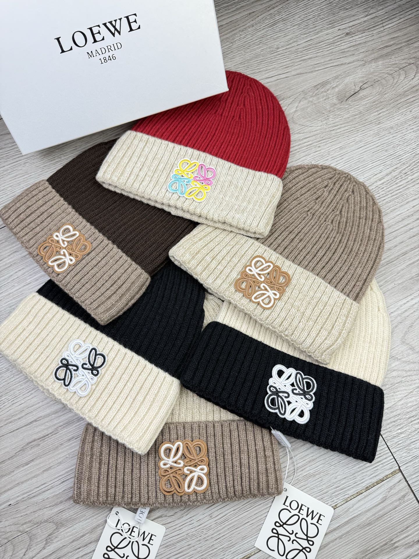 NO:587622,Special offer. loewe. Benefits!  [Fine wool knitted single hat] New style is on the shelves, a particularly affordable series of hats, the fabric is fine wool. The density is tight!  Wool knitted fabric feels comfortable and breathable!  Fashionable and chic!  A must-have item for going out on the street, age-reducing, fashionable, and very generous!  The shape of the hat is very nice!  And the price is very beautiful!  It’s a great item to give as a gift or for personal use!  !  Complete trademark hangtags!  !  There are many styles and colors!  Hats bucket hat, baseball cap, knitted hat, hat, loewe, espadrilles, hats19860909特价.loewe.福利！【细毛线针织单帽】新款上架,特别实惠的一个系列帽子,面料细毛线.密度紧致！毛线针织面料手感舒适透气性好！款式新颖别致！出街必备单品,减龄又时尚,非常大方！帽型特别好看！而且价格非常美丽！送人自用都是非常不错的一款单品哦！！商标吊牌齐全！！款式多多,颜色多多！帽子渔夫帽棒球帽针织帽,帽子,loewe,espadrilles,hats,hat