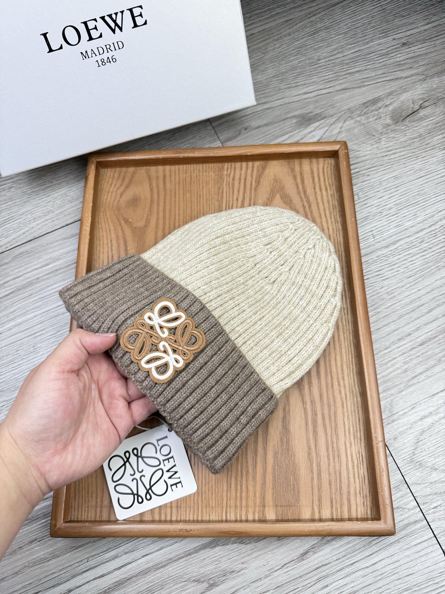 。loewe。福利！【细毛线针织单帽】新款上架，特别实惠的一个系列帽子，面料：细毛线。密度紧致！毛线针织