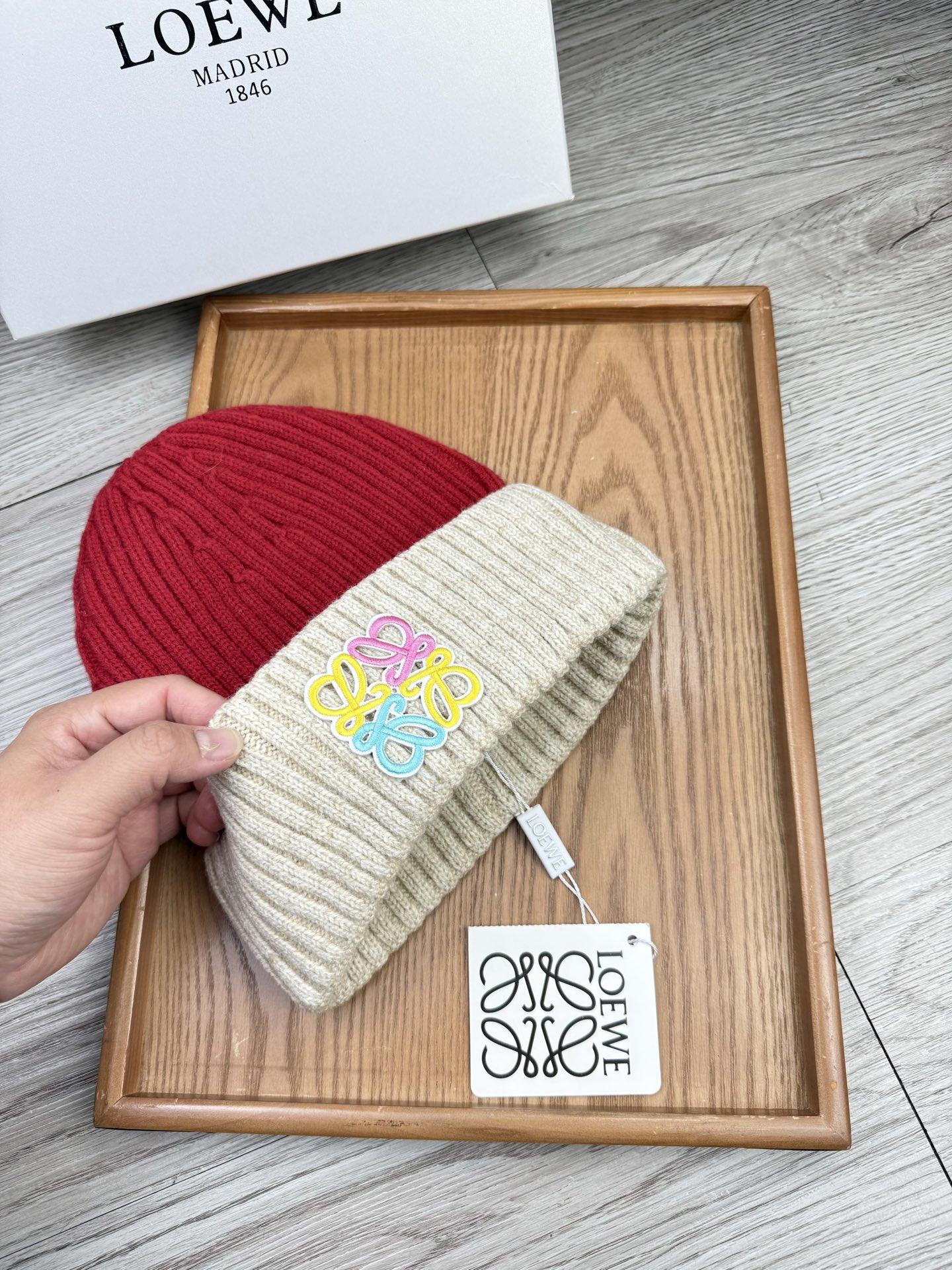 。loewe。福利！【细毛线针织单帽】新款上架，特别实惠的一个系列帽子，面料：细毛线。密度紧致！毛线针织