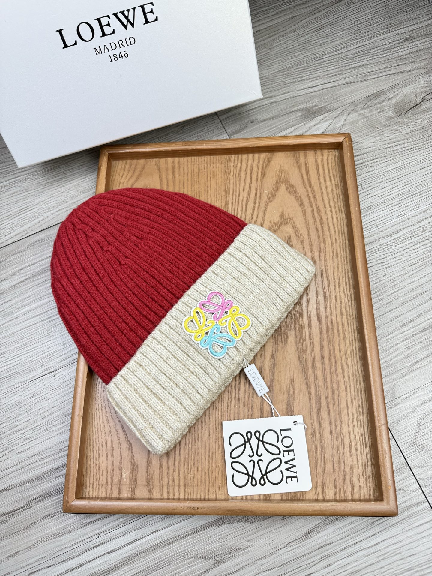 。loewe。福利！【细毛线针织单帽】新款上架，特别实惠的一个系列帽子，面料：细毛线。密度紧致！毛线针织