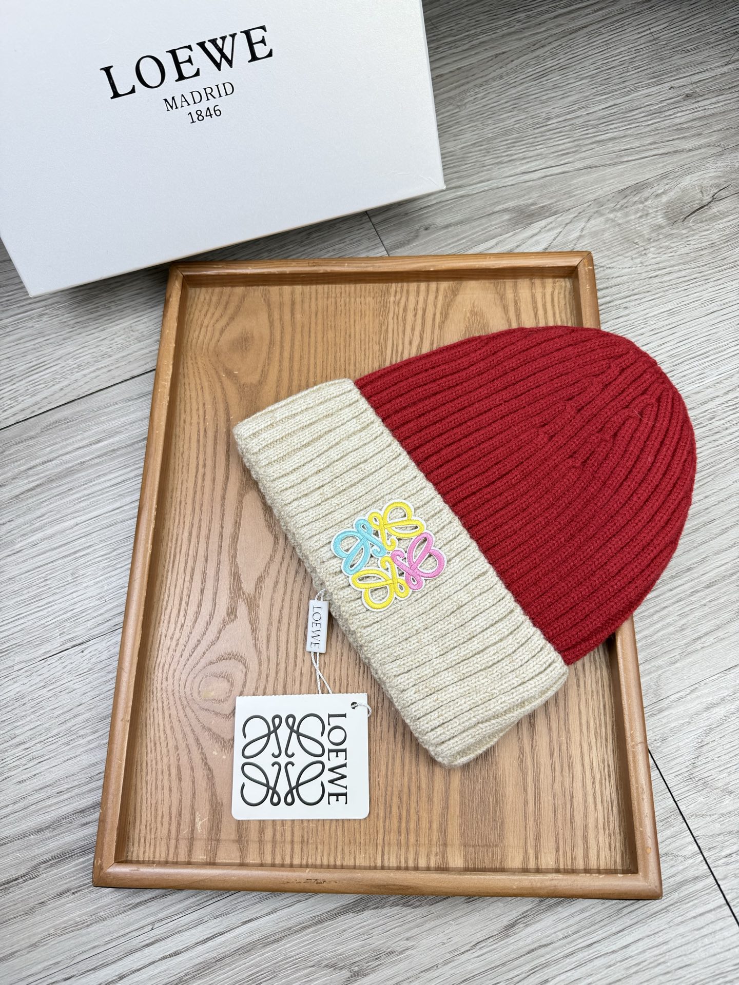 。loewe。福利！【细毛线针织单帽】新款上架，特别实惠的一个系列帽子，面料：细毛线。密度紧致！毛线针织