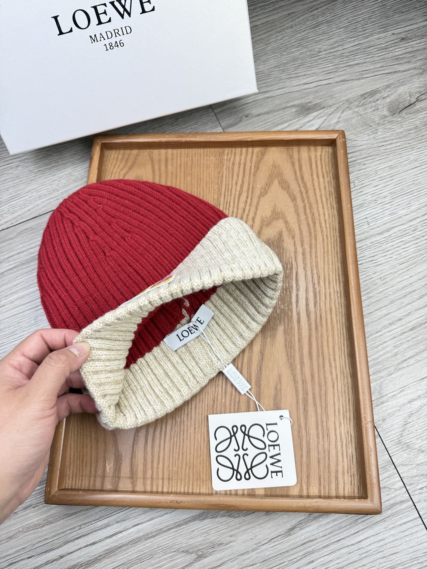 。loewe。福利！【细毛线针织单帽】新款上架，特别实惠的一个系列帽子，面料：细毛线。密度紧致！毛线针织