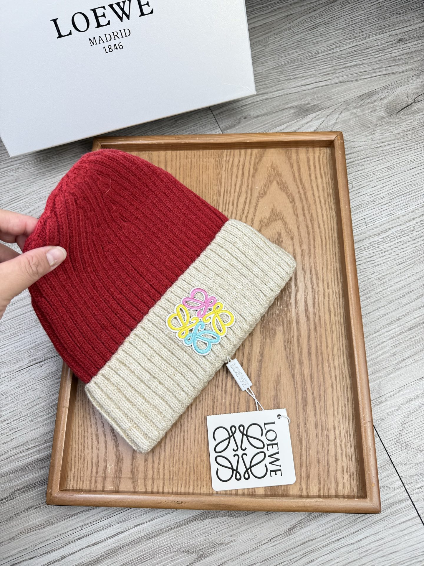 。loewe。福利！【细毛线针织单帽】新款上架，特别实惠的一个系列帽子，面料：细毛线。密度紧致！毛线针织