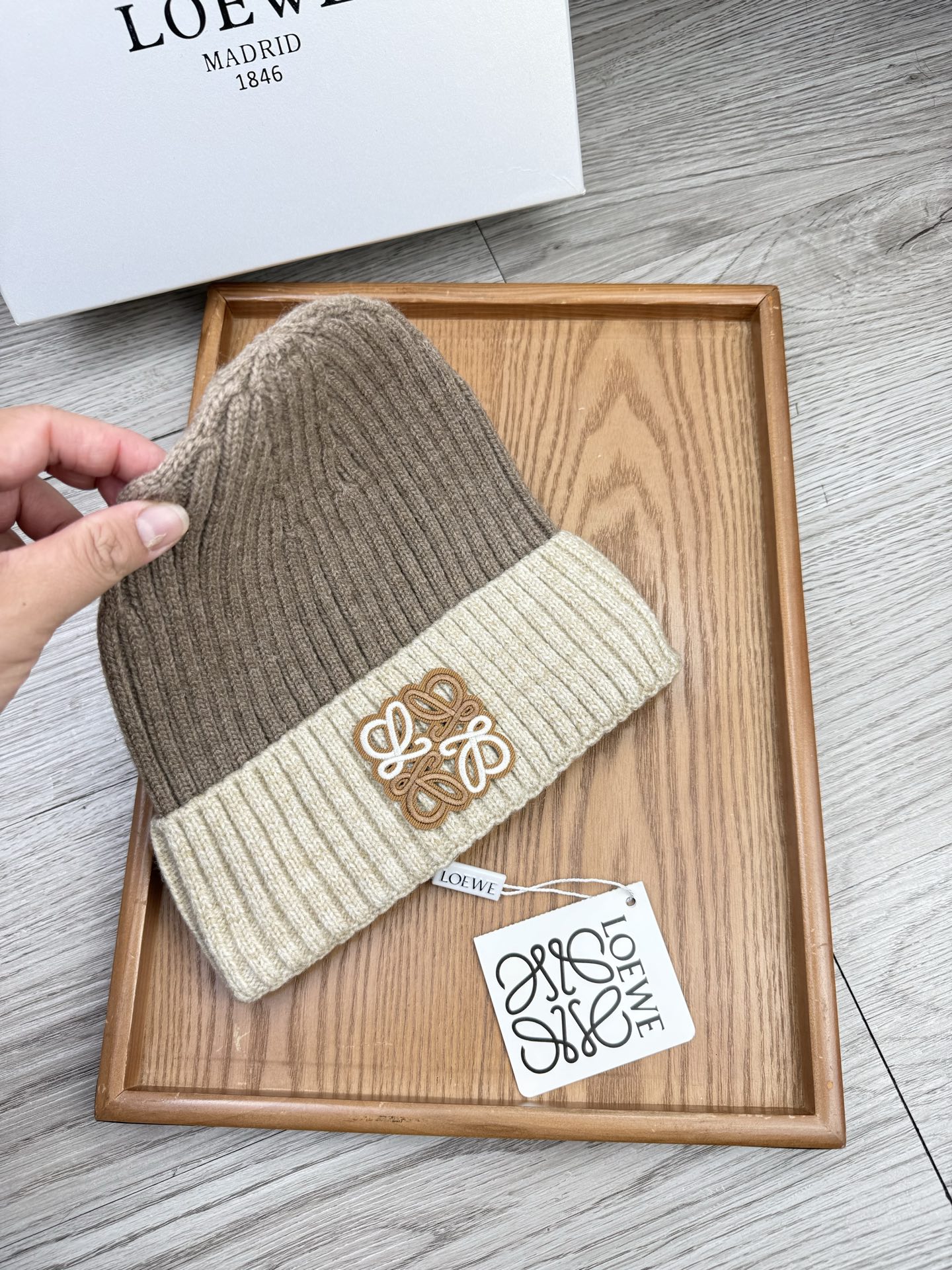 。loewe。福利！【细毛线针织单帽】新款上架，特别实惠的一个系列帽子，面料：细毛线。密度紧致！毛线针织