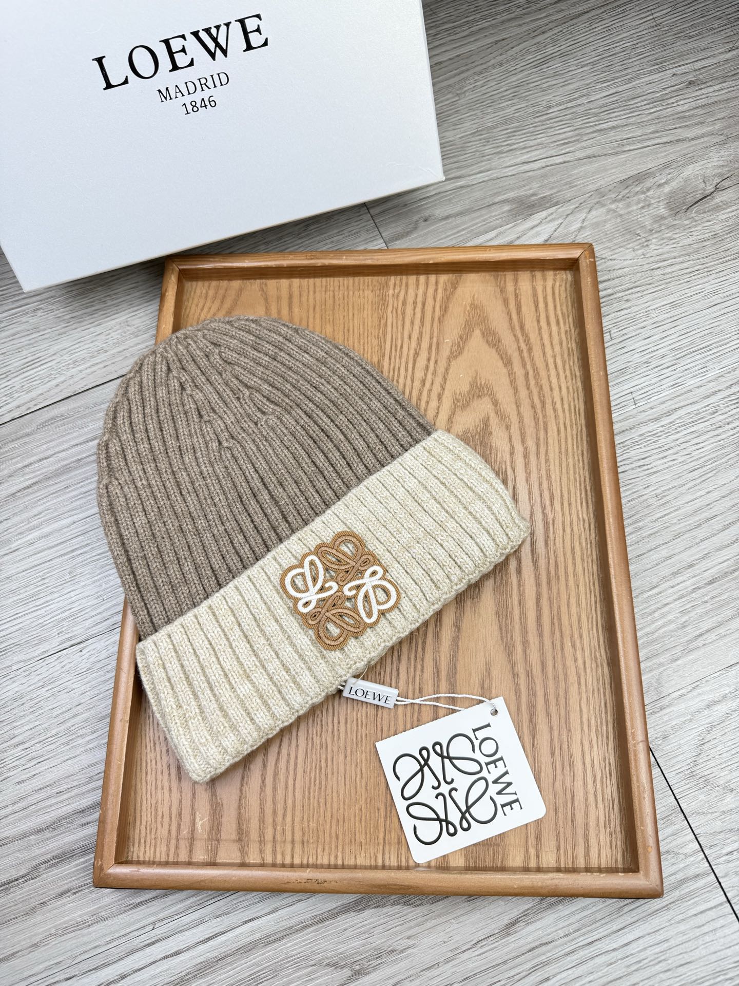 。loewe。福利！【细毛线针织单帽】新款上架，特别实惠的一个系列帽子，面料：细毛线。密度紧致！毛线针织