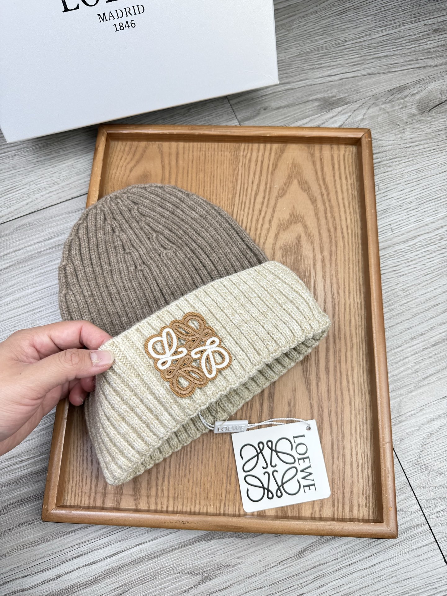 。loewe。福利！【细毛线针织单帽】新款上架，特别实惠的一个系列帽子，面料：细毛线。密度紧致！毛线针织
