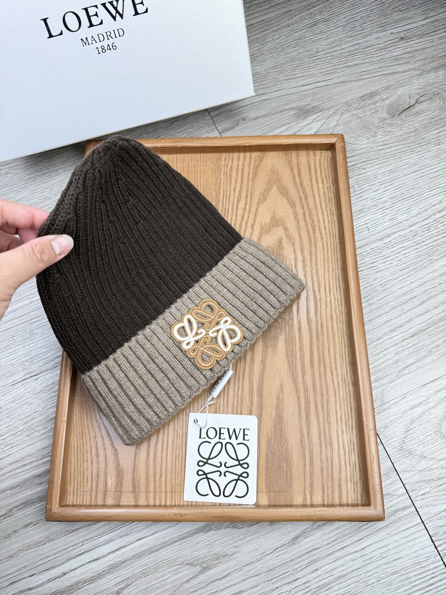 。loewe。福利！【细毛线针织单帽】新款上架，特别实惠的一个系列帽子，面料：细毛线。密度紧致！毛线针织