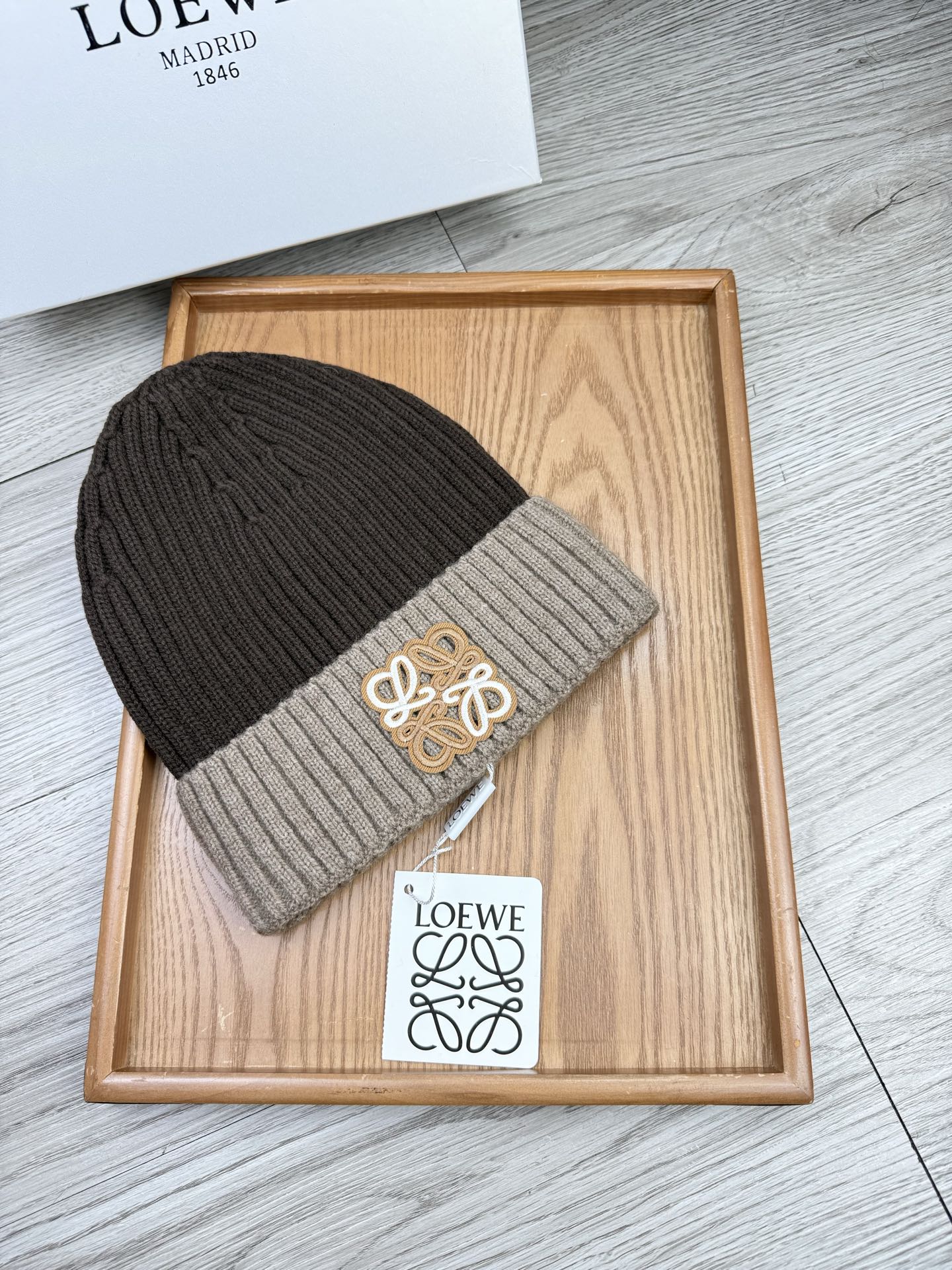 。loewe。福利！【细毛线针织单帽】新款上架，特别实惠的一个系列帽子，面料：细毛线。密度紧致！毛线针织