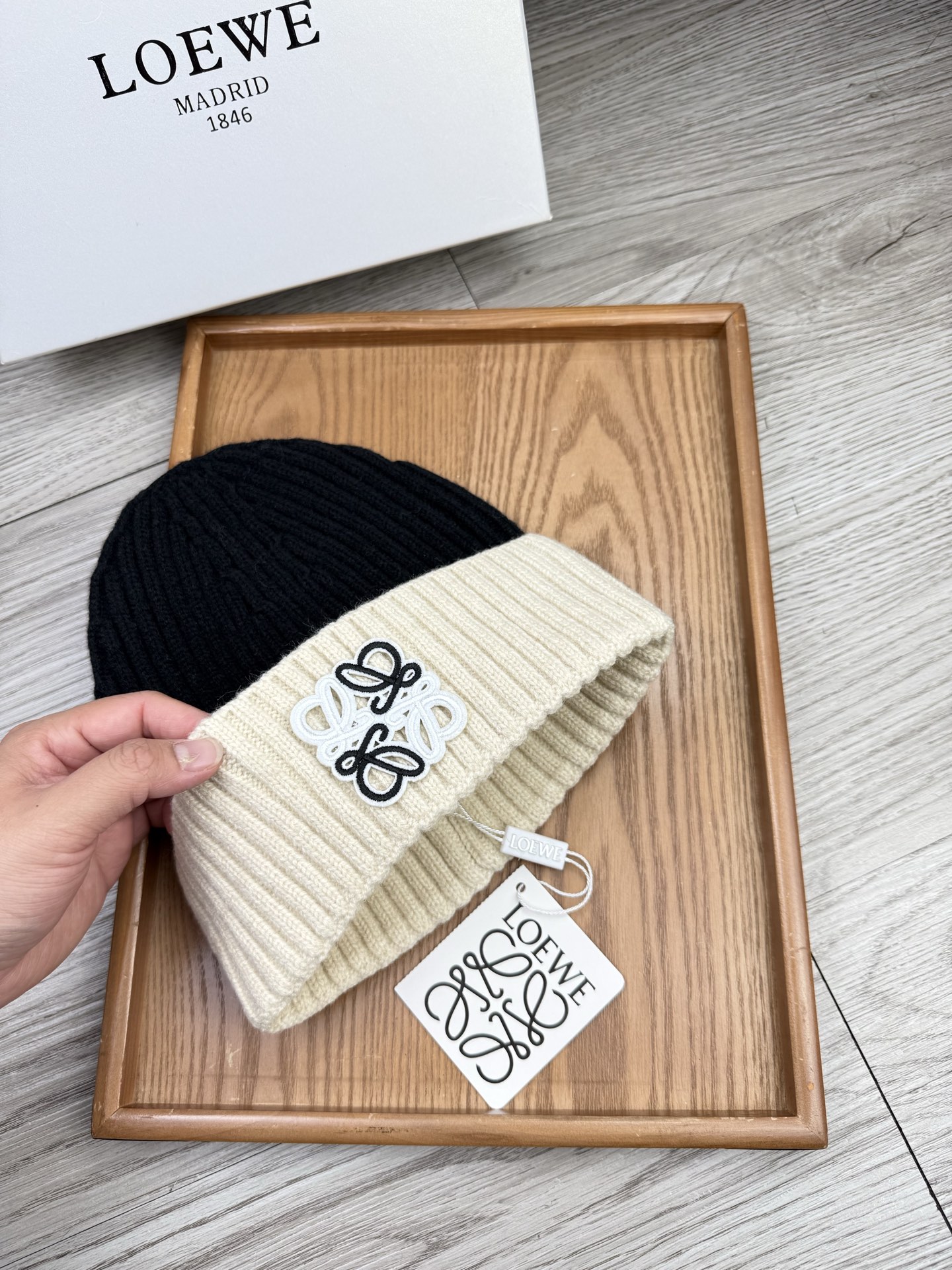 。loewe。福利！【细毛线针织单帽】新款上架，特别实惠的一个系列帽子，面料：细毛线。密度紧致！毛线针织