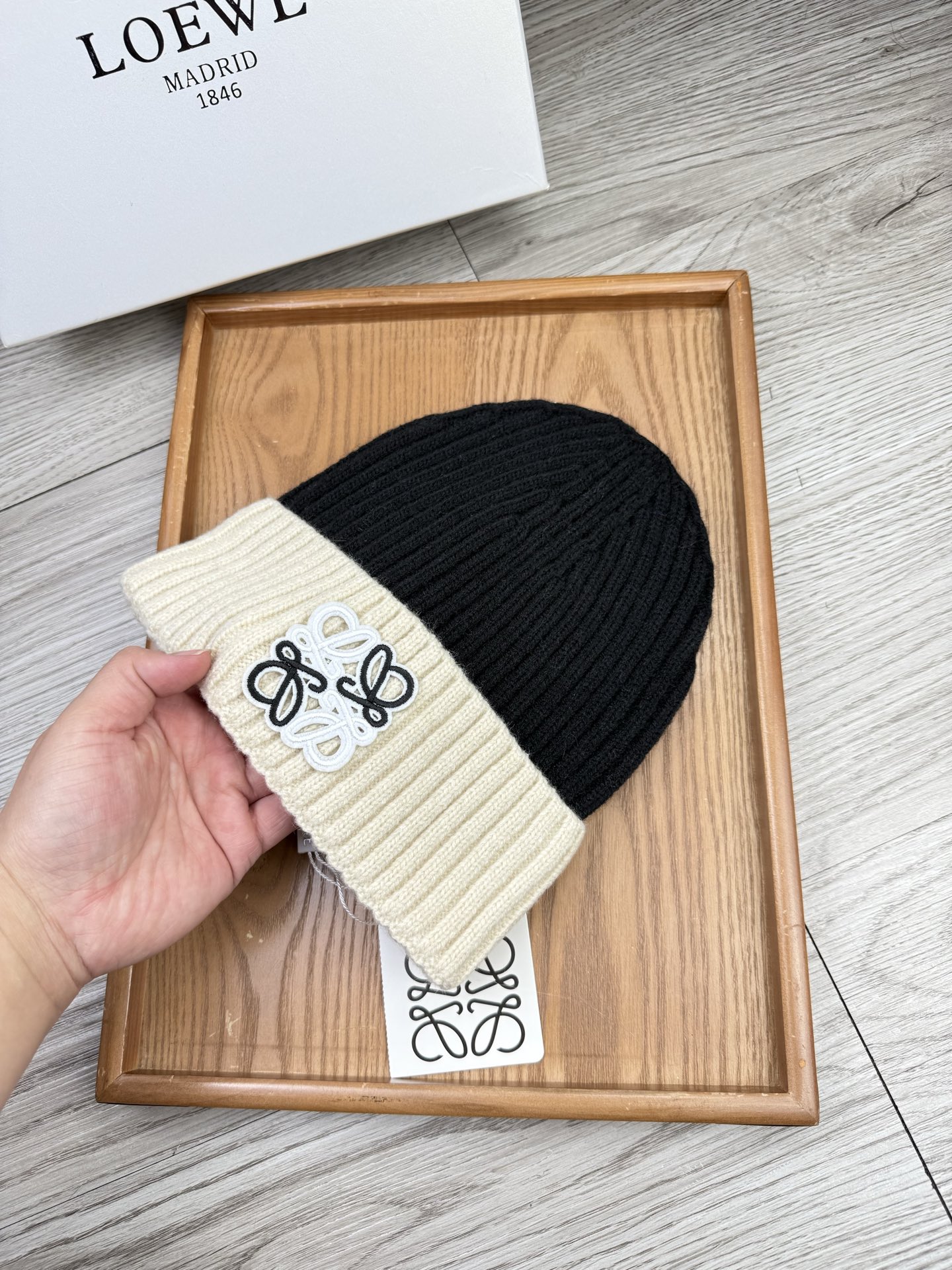 。loewe。福利！【细毛线针织单帽】新款上架，特别实惠的一个系列帽子，面料：细毛线。密度紧致！毛线针织