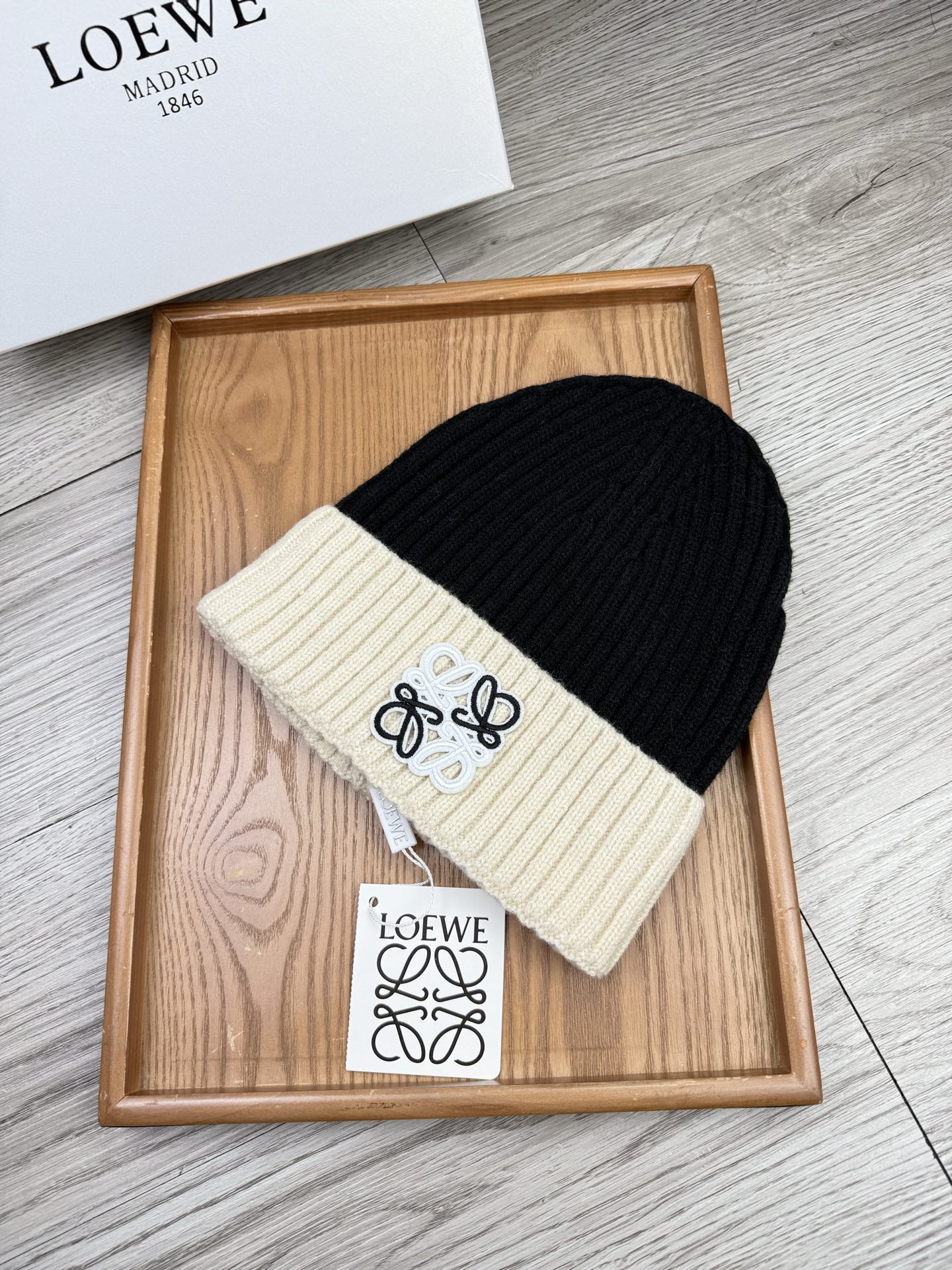 。loewe。福利！【细毛线针织单帽】新款上架，特别实惠的一个系列帽子，面料：细毛线。密度紧致！毛线针织