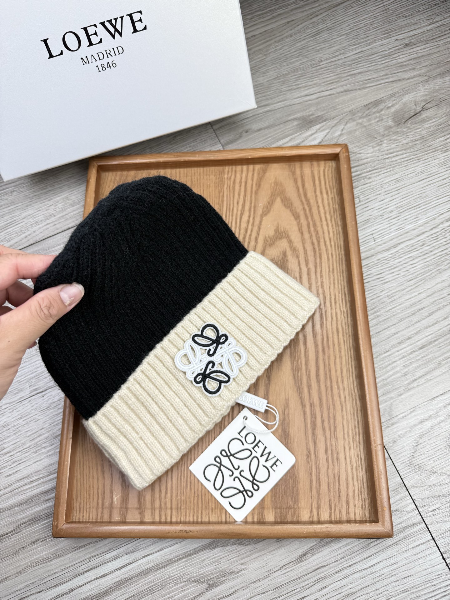 。loewe。福利！【细毛线针织单帽】新款上架，特别实惠的一个系列帽子，面料：细毛线。密度紧致！毛线针织