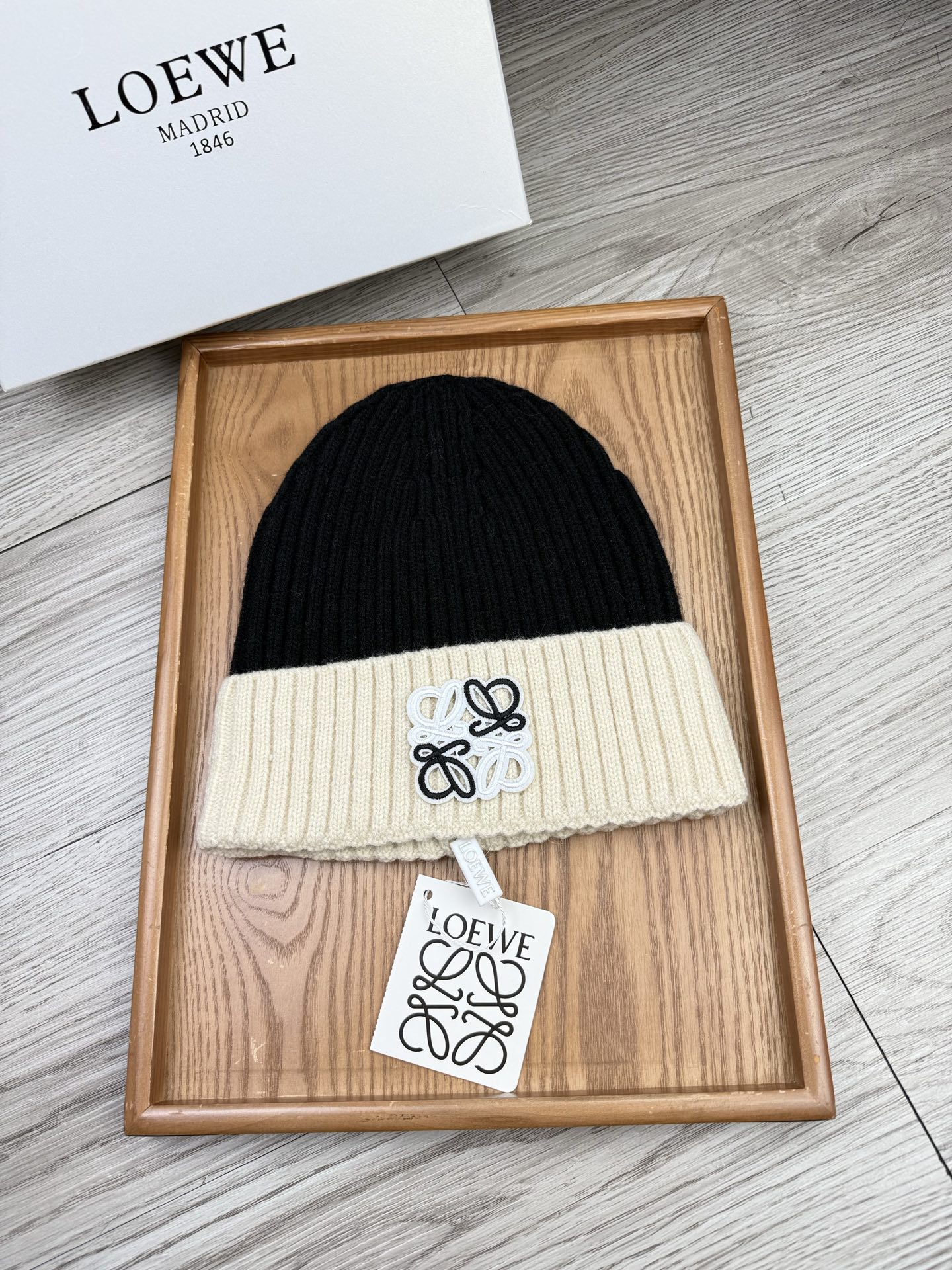 。loewe。福利！【细毛线针织单帽】新款上架，特别实惠的一个系列帽子，面料：细毛线。密度紧致！毛线针织