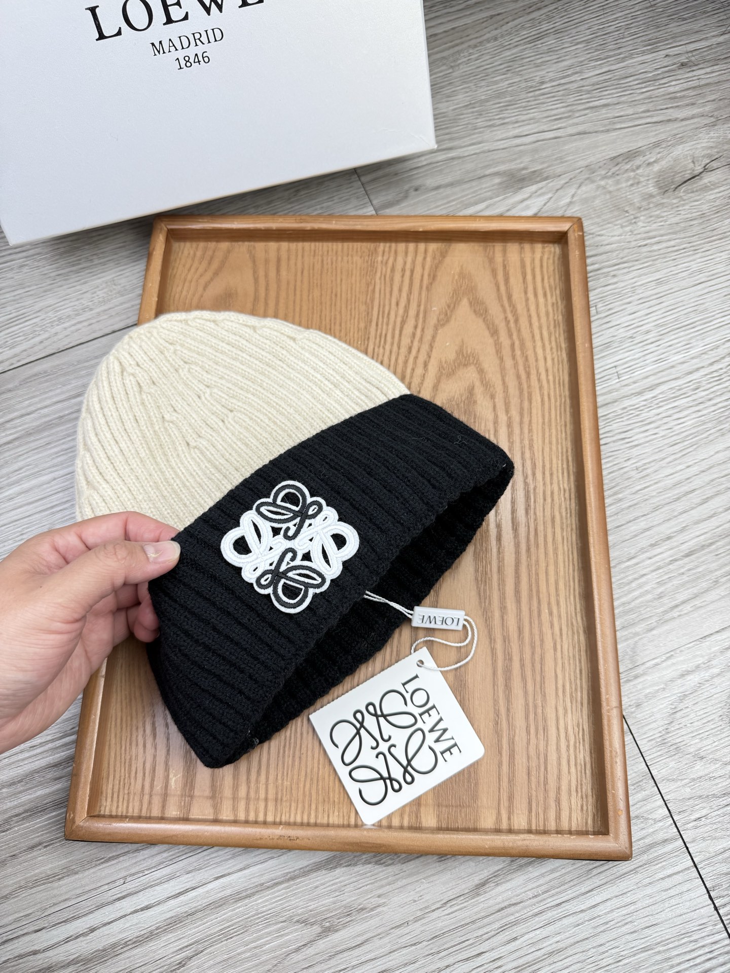 。loewe。福利！【细毛线针织单帽】新款上架，特别实惠的一个系列帽子，面料：细毛线。密度紧致！毛线针织