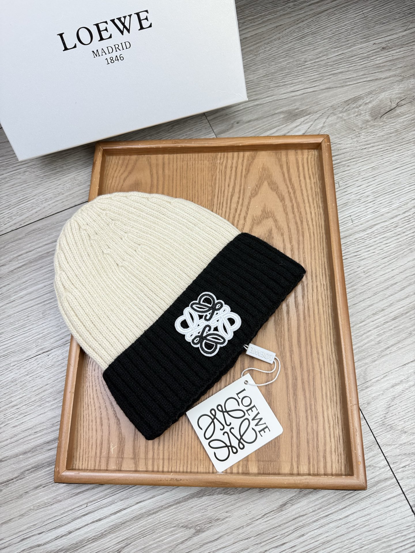 。loewe。福利！【细毛线针织单帽】新款上架，特别实惠的一个系列帽子，面料：细毛线。密度紧致！毛线针织