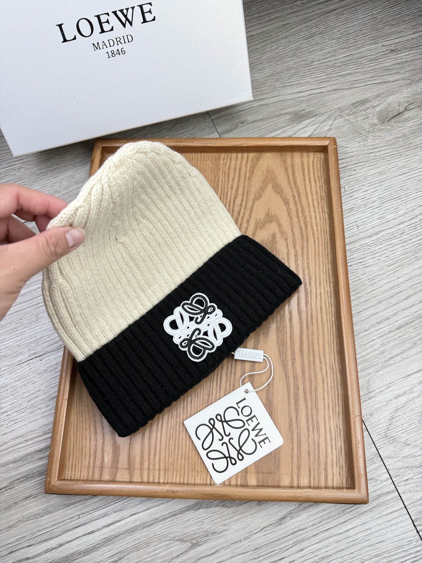 。loewe。福利！【细毛线针织单帽】新款上架，特别实惠的一个系列帽子，面料：细毛线。密度紧致！毛线针织