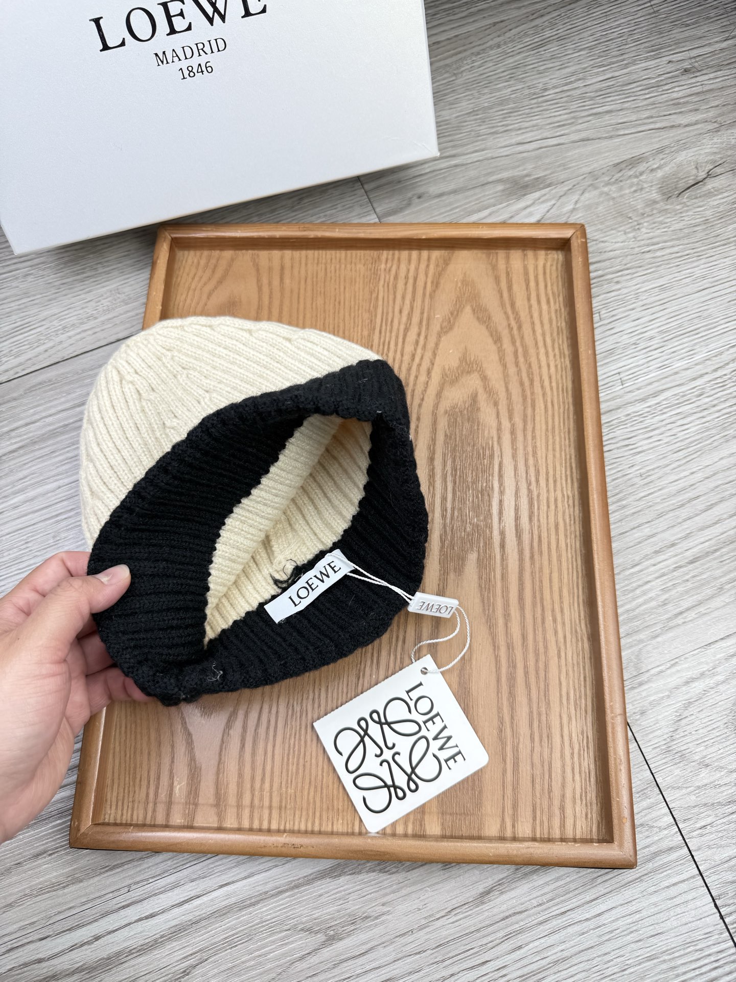 。loewe。福利！【细毛线针织单帽】新款上架，特别实惠的一个系列帽子，面料：细毛线。密度紧致！毛线针织