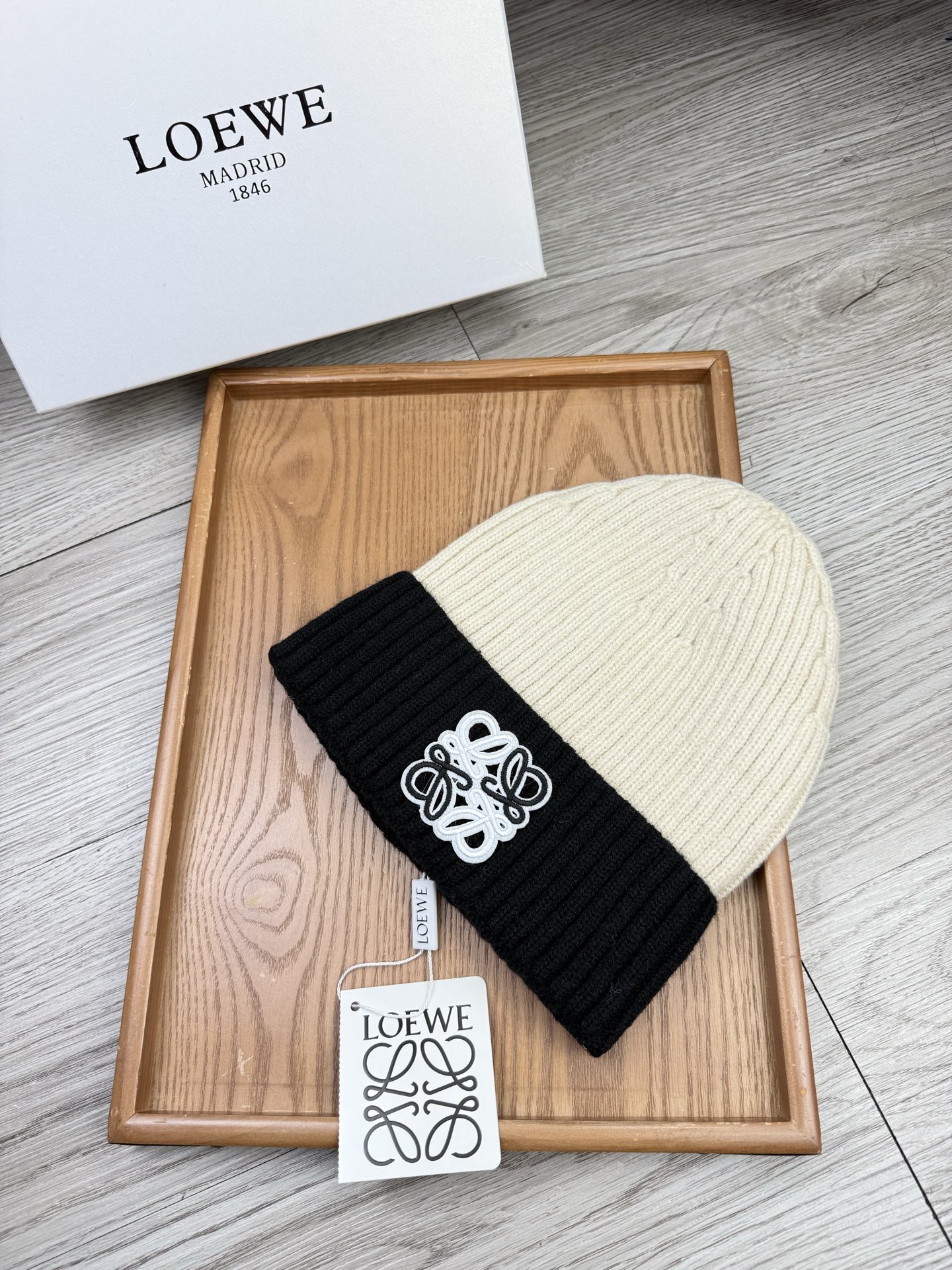 。loewe。福利！【细毛线针织单帽】新款上架，特别实惠的一个系列帽子，面料：细毛线。密度紧致！毛线针织