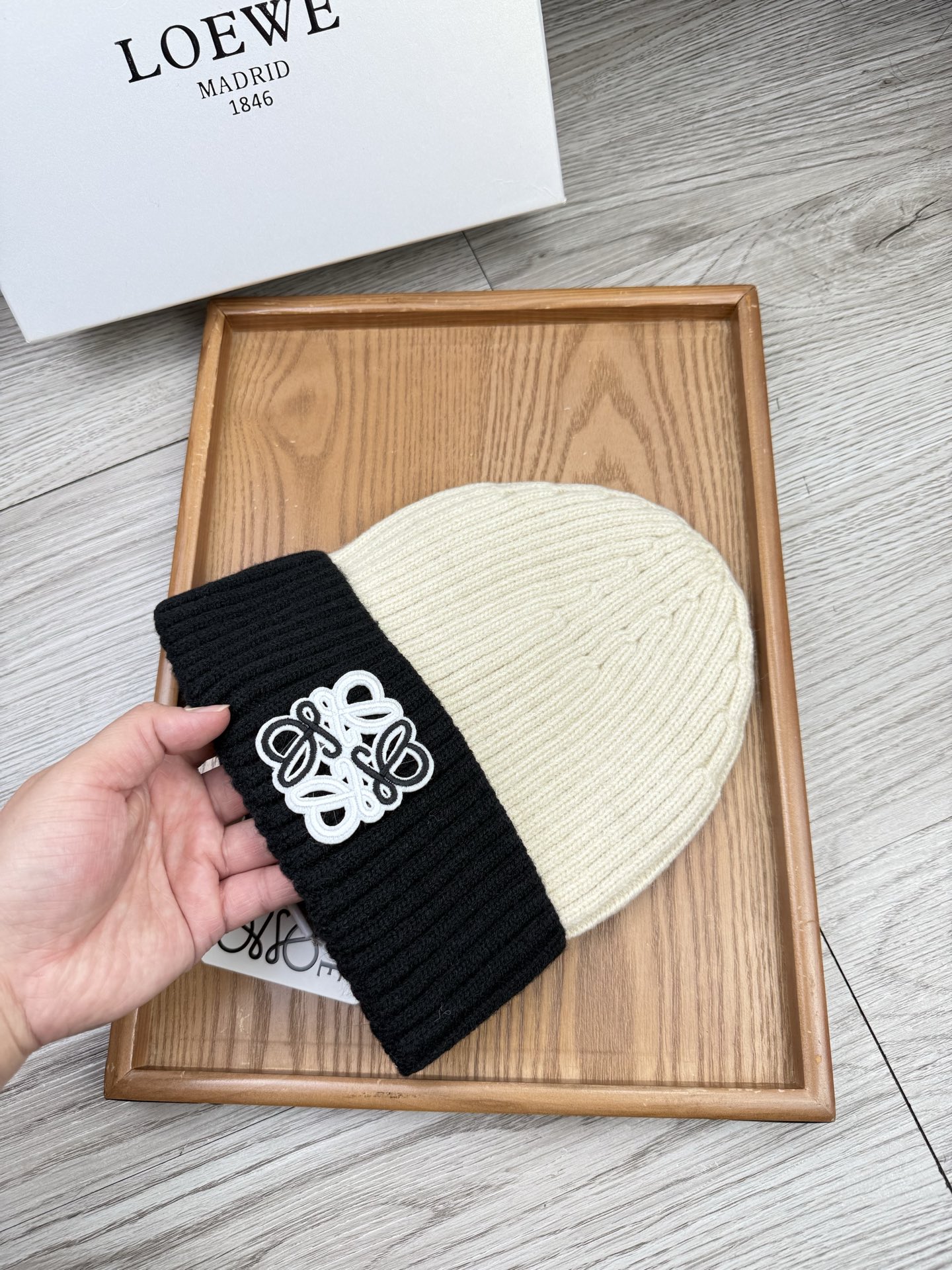 。loewe。福利！【细毛线针织单帽】新款上架，特别实惠的一个系列帽子，面料：细毛线。密度紧致！毛线针织