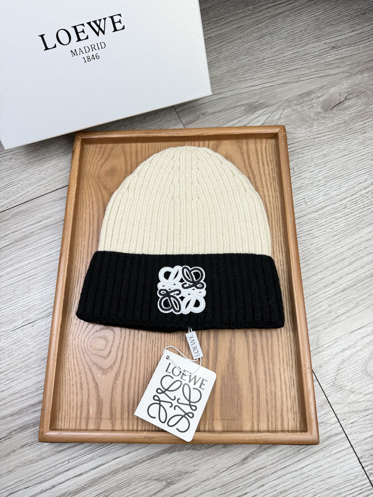 。loewe。福利！【细毛线针织单帽】新款上架，特别实惠的一个系列帽子，面料：细毛线。密度紧致！毛线针织