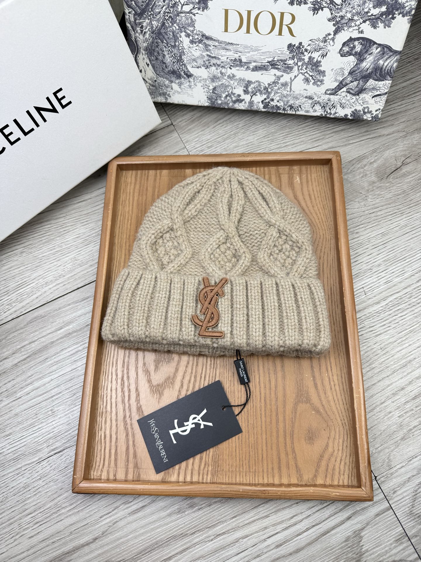 。YSL。福利！【细毛线针织单帽】新款上架，特别实惠的一个系列帽子，面料：细毛线。密度紧致！毛线针织面料