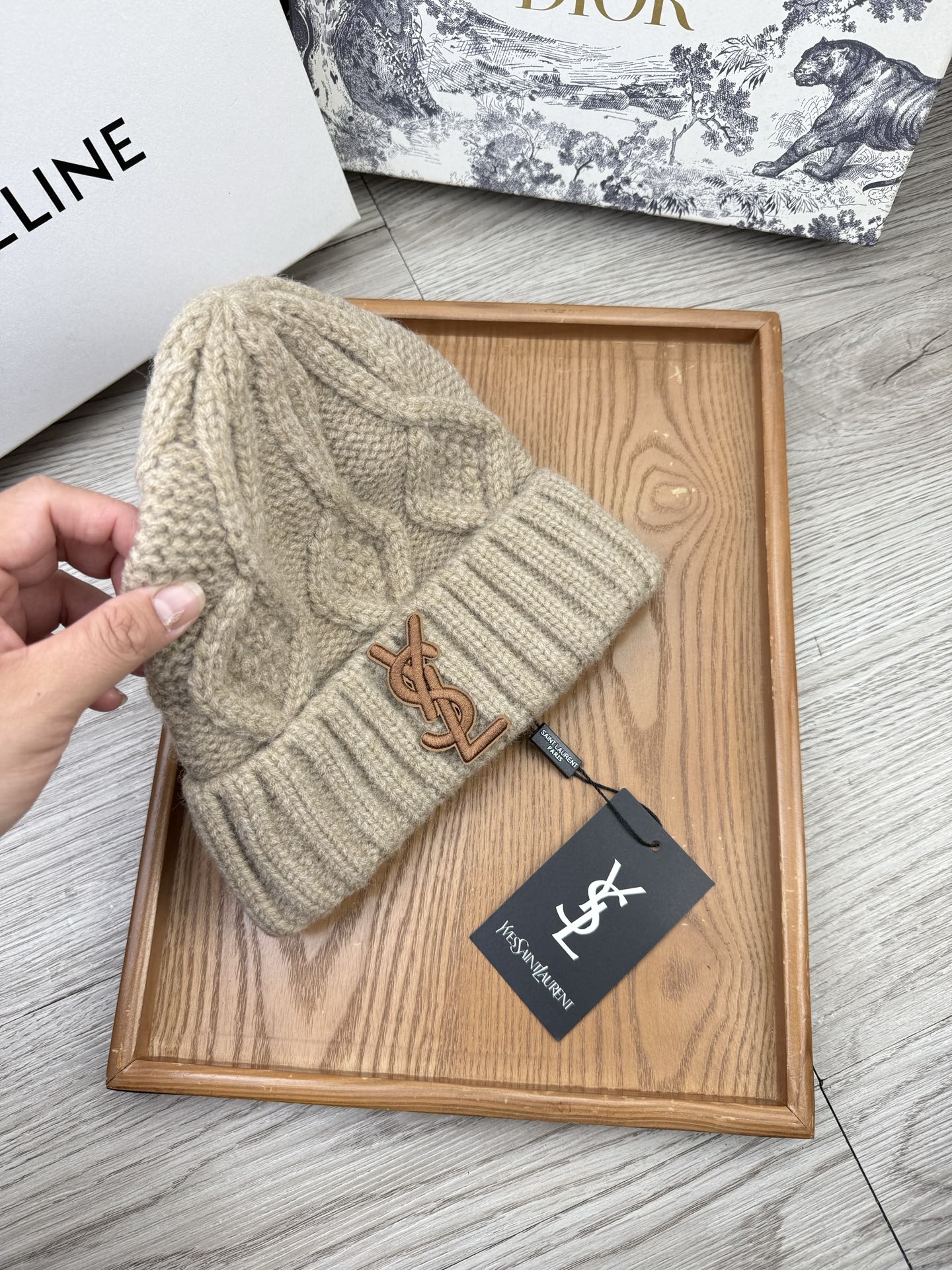 。YSL。福利！【细毛线针织单帽】新款上架，特别实惠的一个系列帽子，面料：细毛线。密度紧致！毛线针织面料