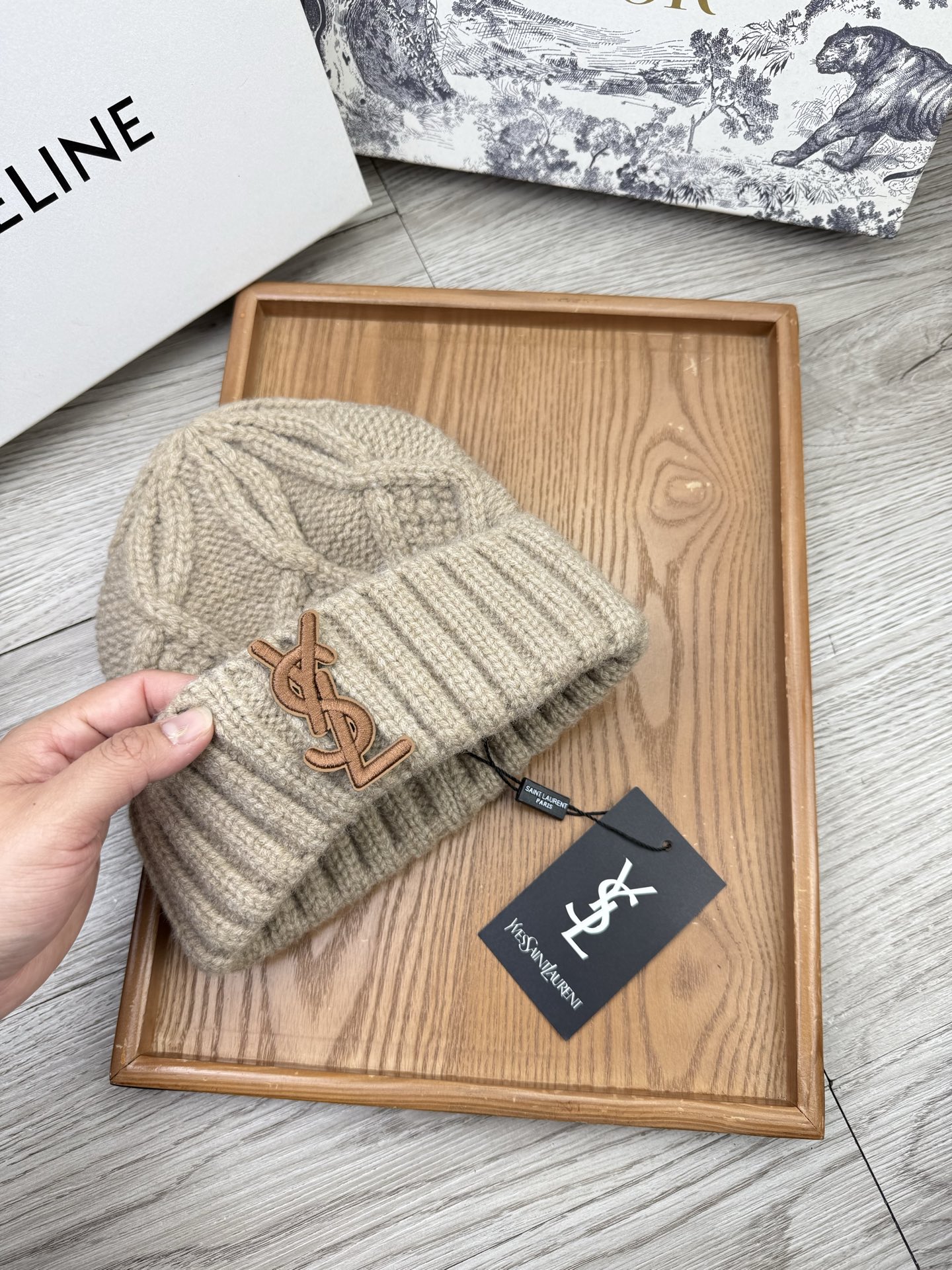 。YSL。福利！【细毛线针织单帽】新款上架，特别实惠的一个系列帽子，面料：细毛线。密度紧致！毛线针织面料